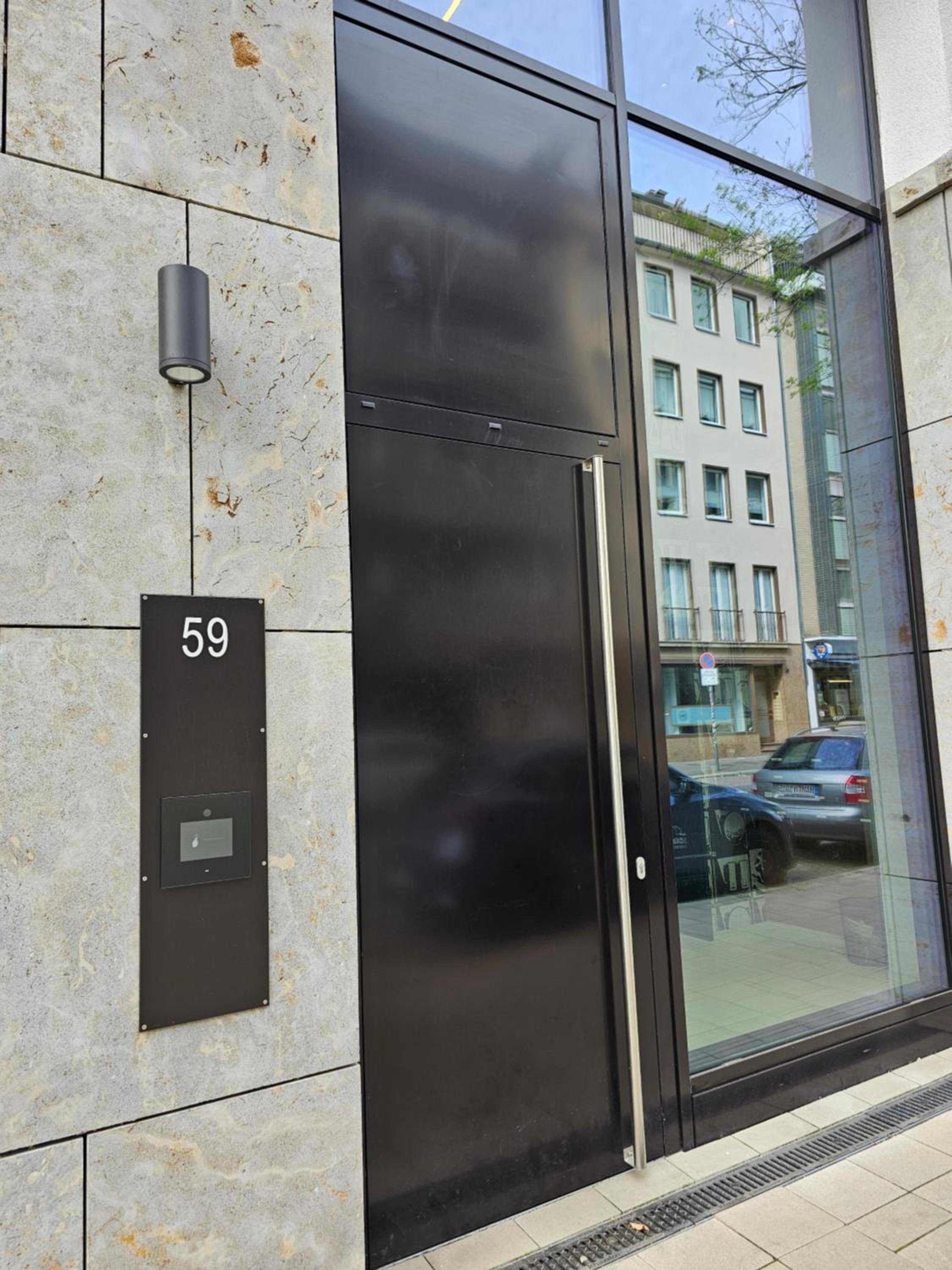 3 rooms 2 bathrooms 2 toilets new apartment center of Düsseldorf underground parking space contactless self check-in
