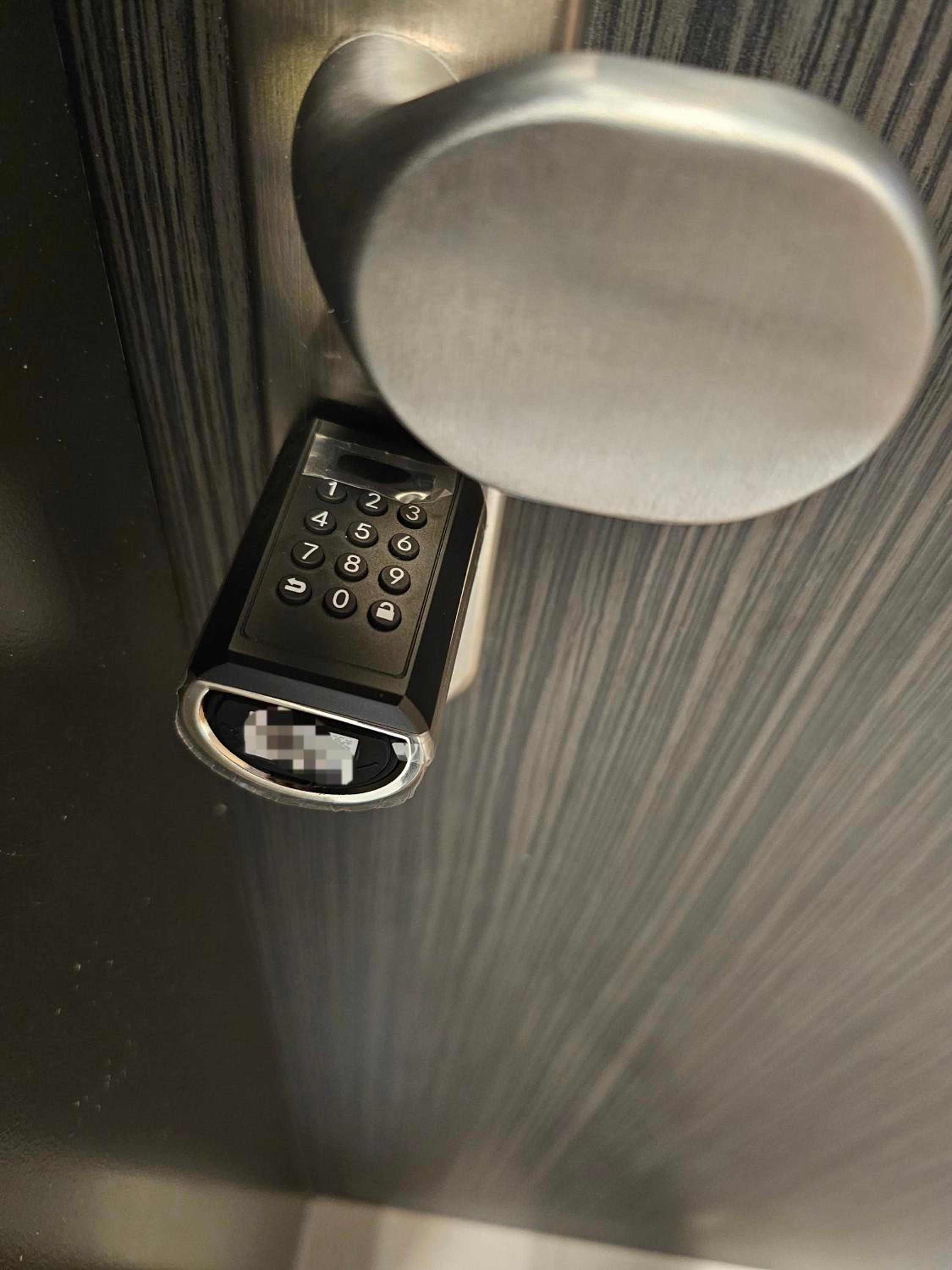 3 rooms 2 bathrooms 2 toilets new apartment center of Düsseldorf underground parking space contactless self check-in