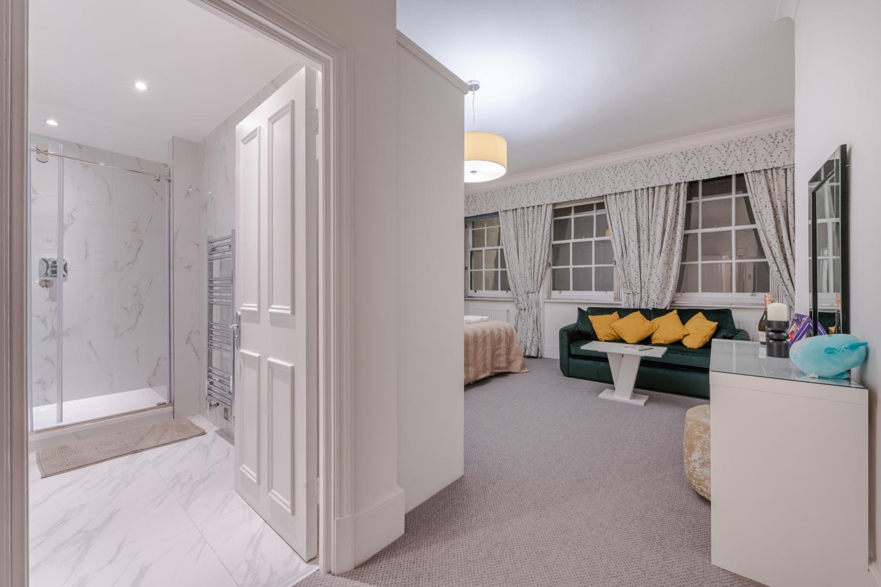 Stylish Retreat 2 Bed Lower Ground 2HS