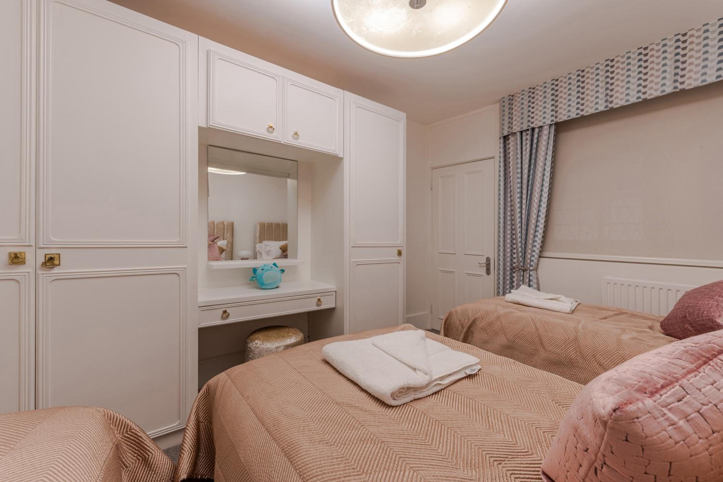 Stylish Retreat 2 Bed Lower Ground 2HS