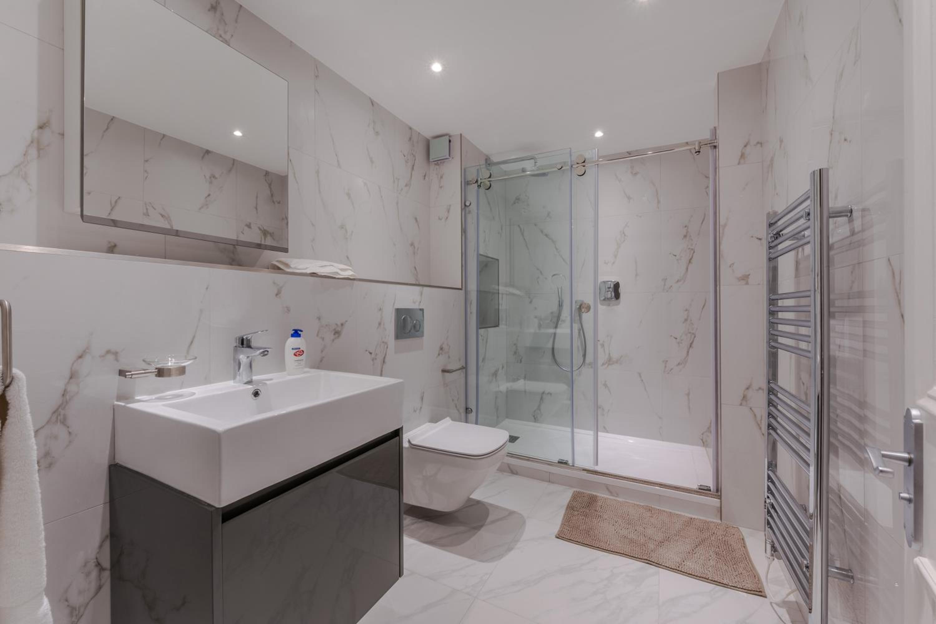 Stylish Retreat 2 Bed Lower Ground 2HS