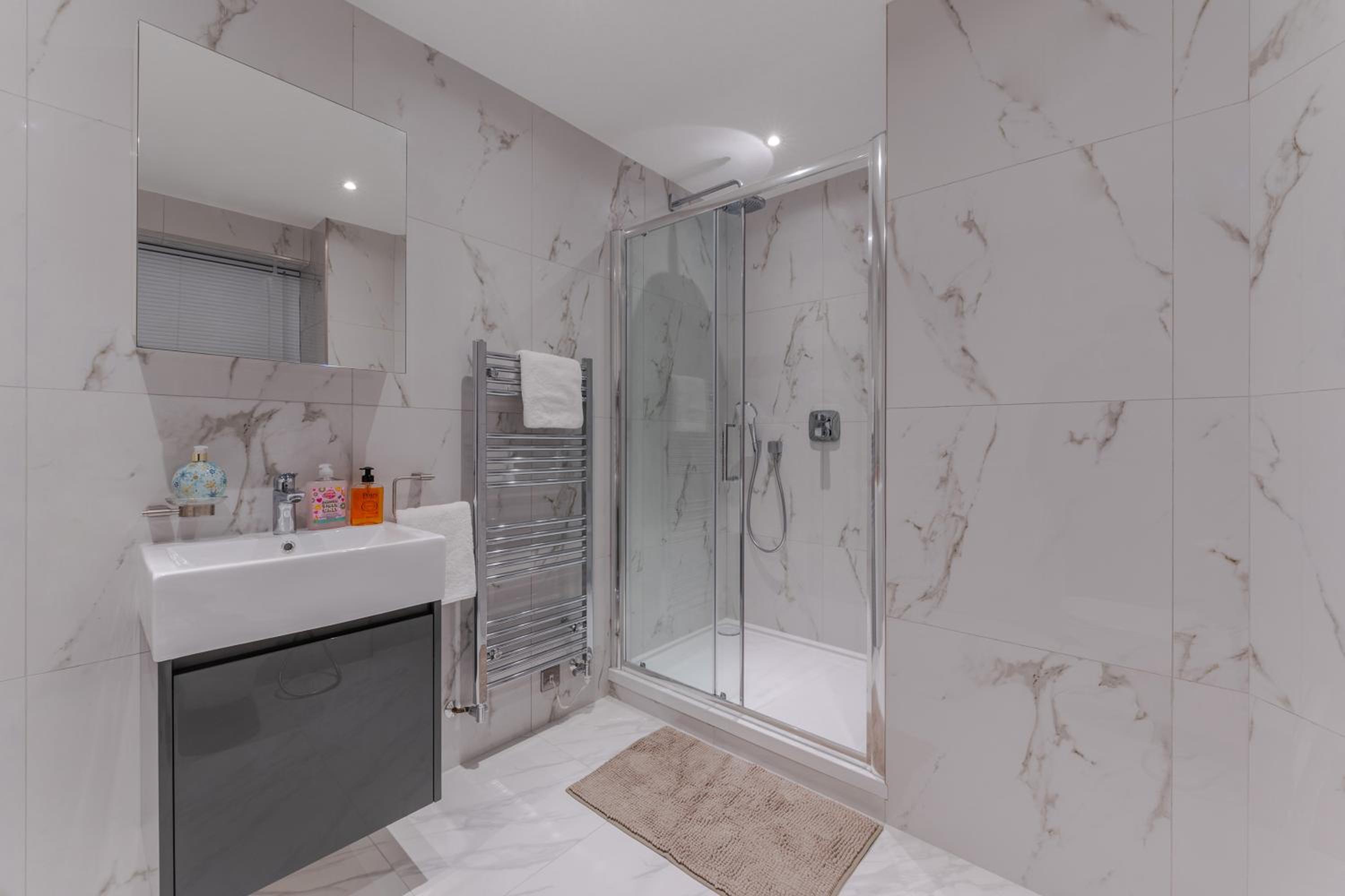 Stylish Retreat 2 Bed Lower Ground 2HS