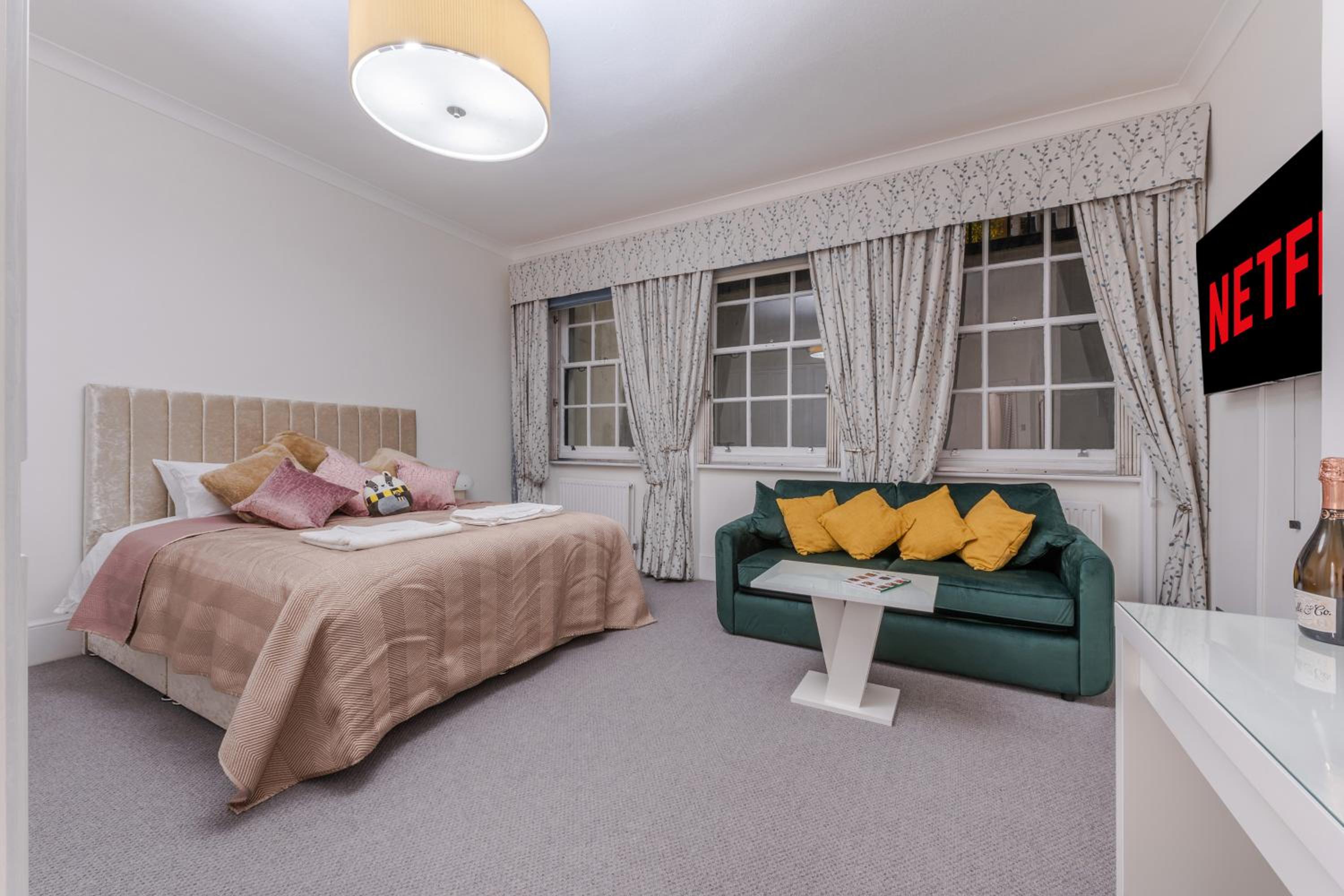Stylish Retreat 2 Bed Lower Ground 2HS