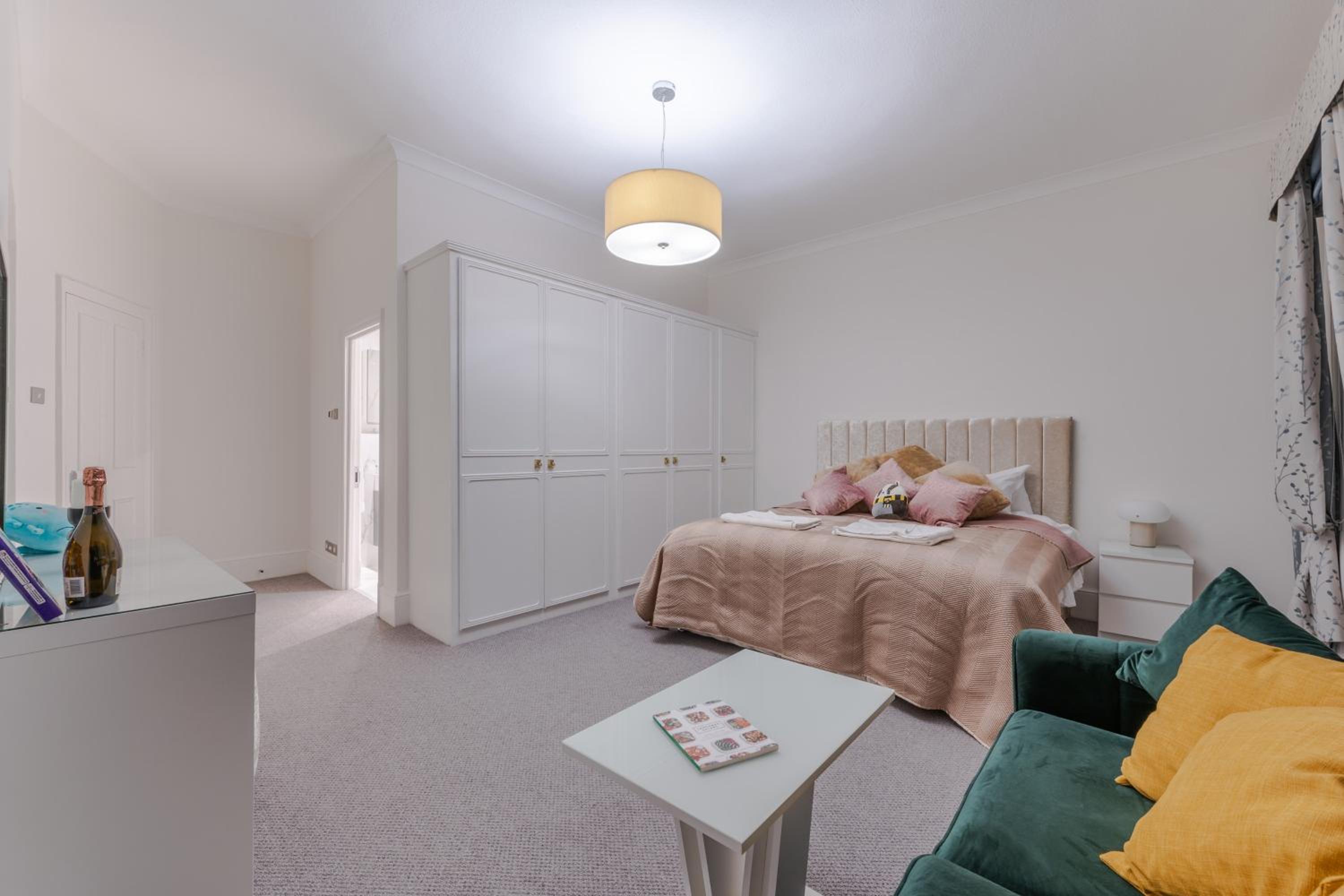 Stylish Retreat 2 Bed Lower Ground 2HS