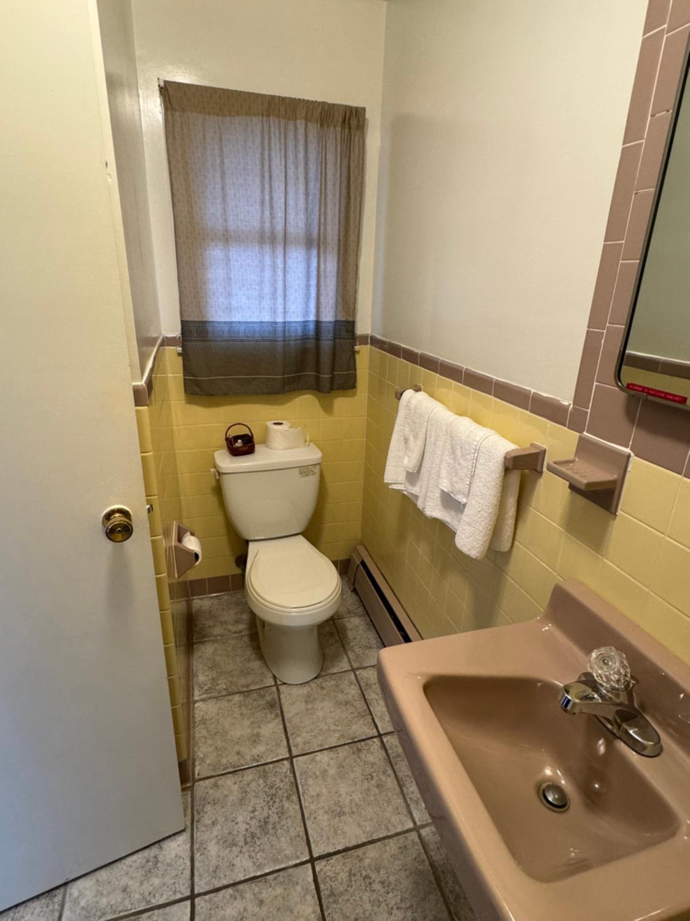 Thruway Holiday Motel