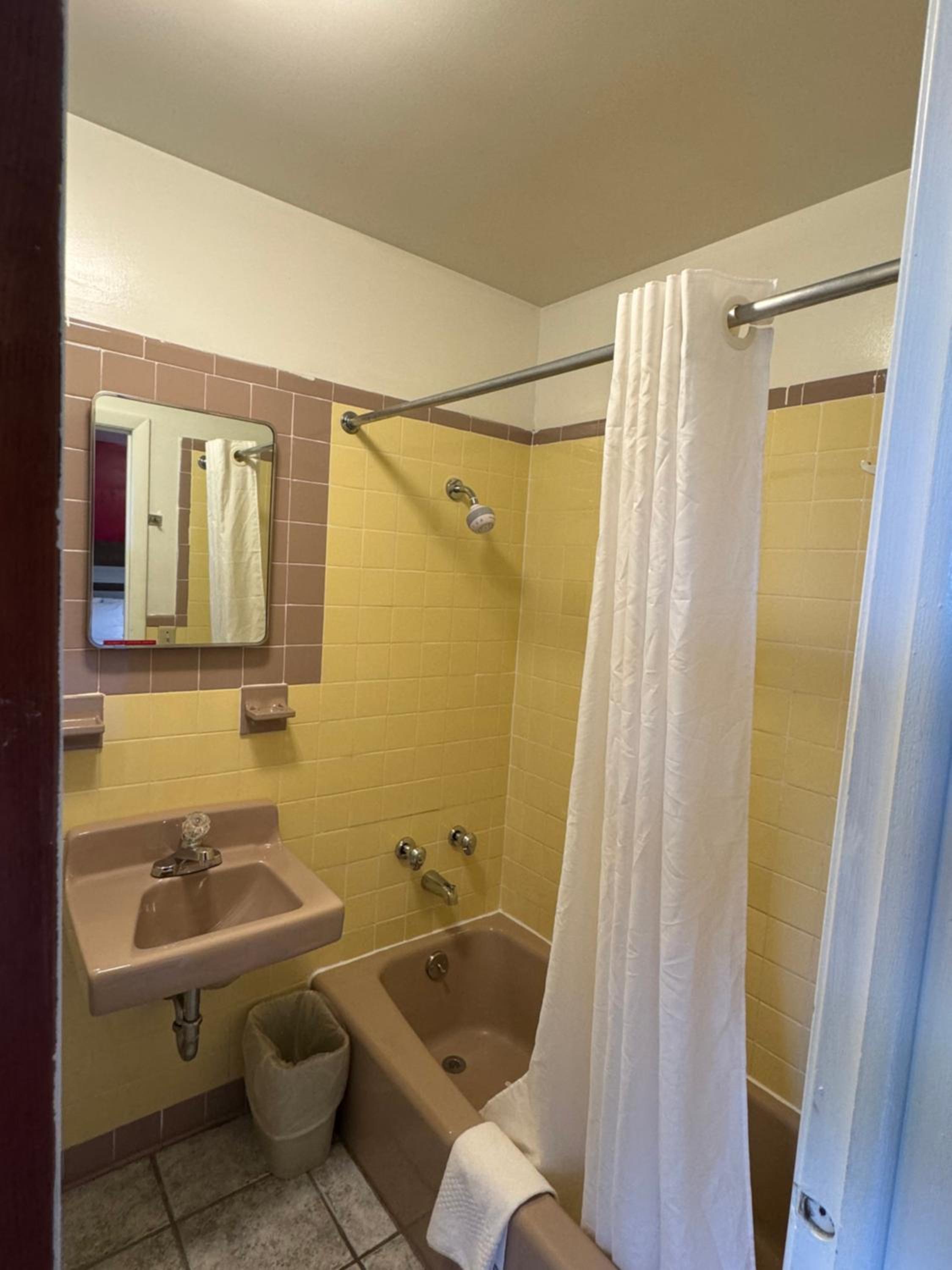 Thruway Holiday Motel