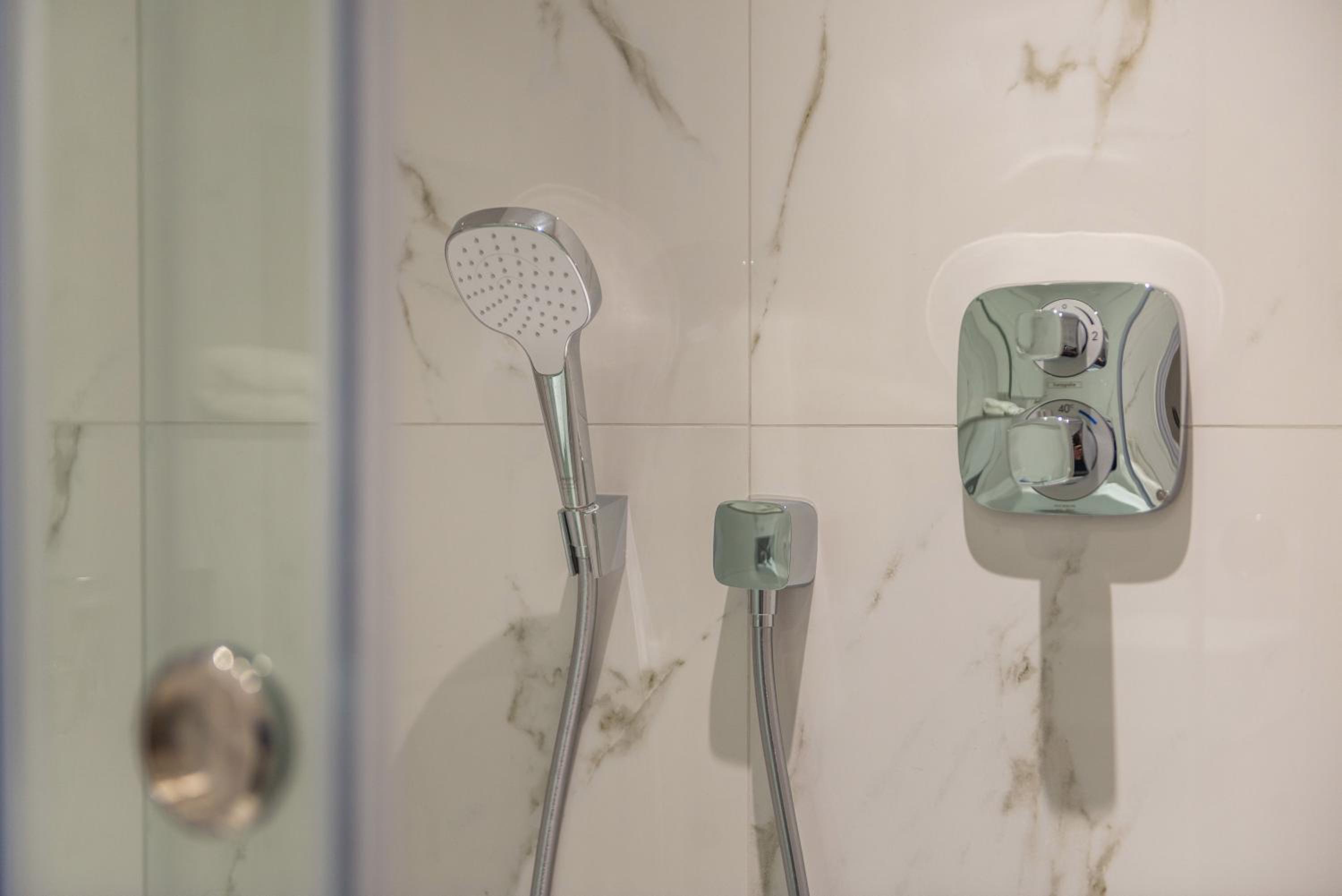 Stylish Retreat 2 Bed Lower Ground 2HS
