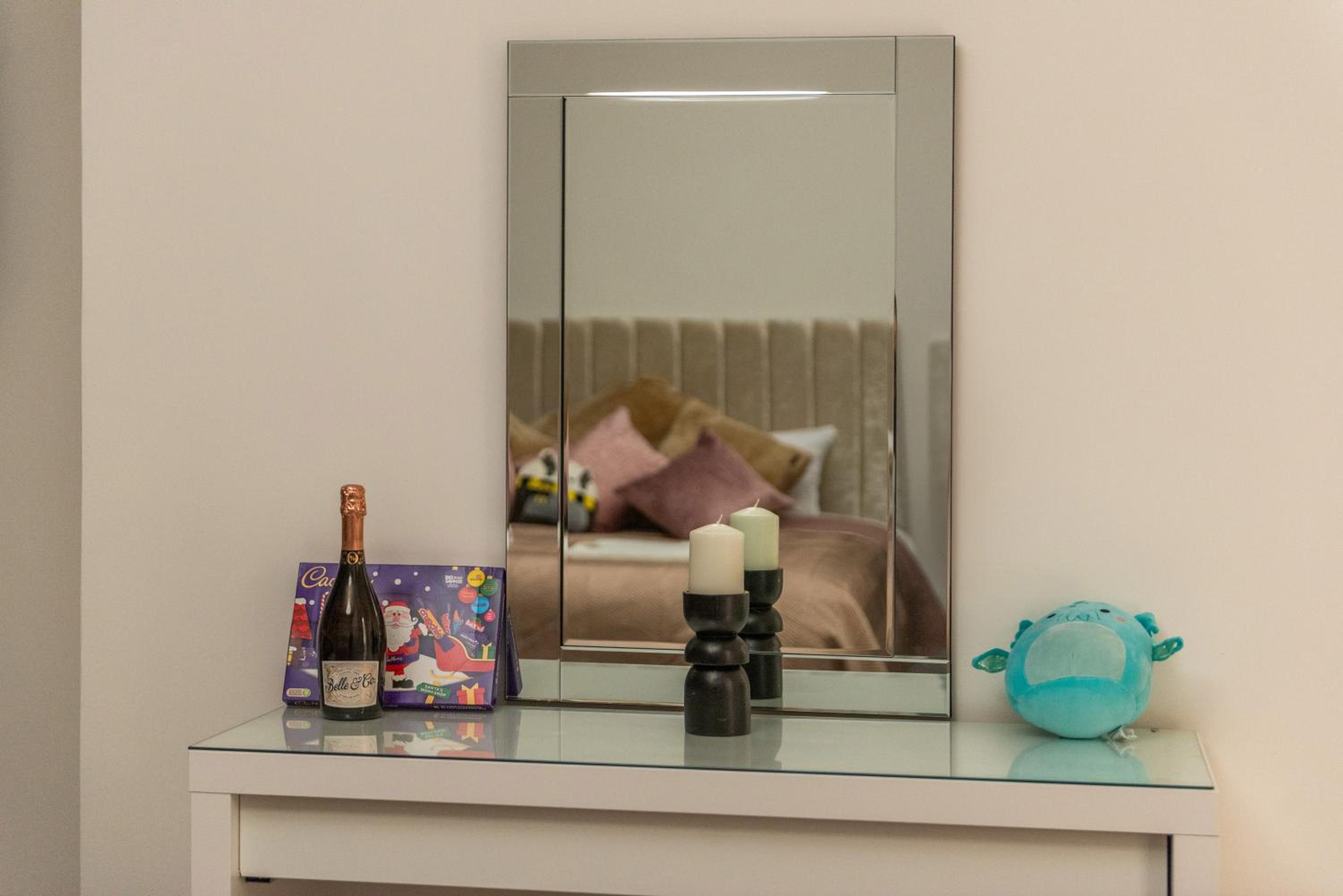 Stylish Retreat 2 Bed Lower Ground 2HS