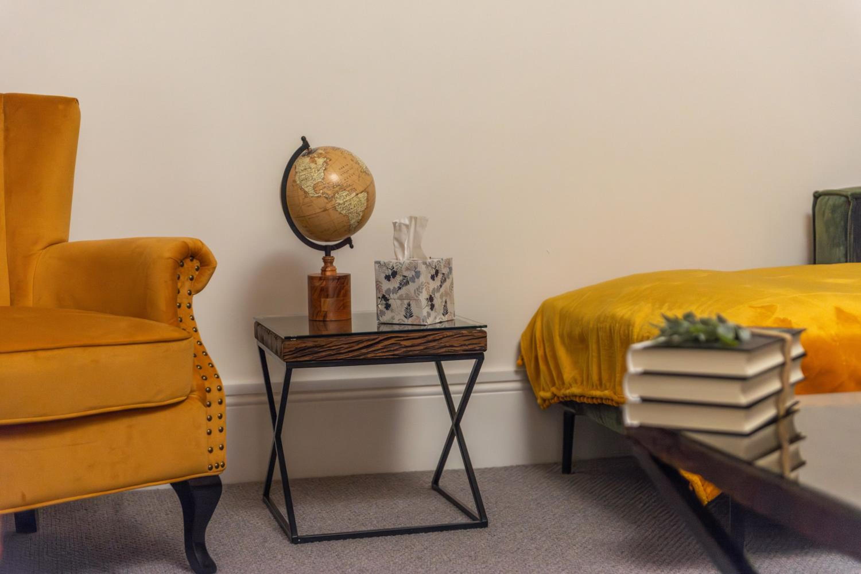 Stylish Retreat 2 Bed Lower Ground 2HS