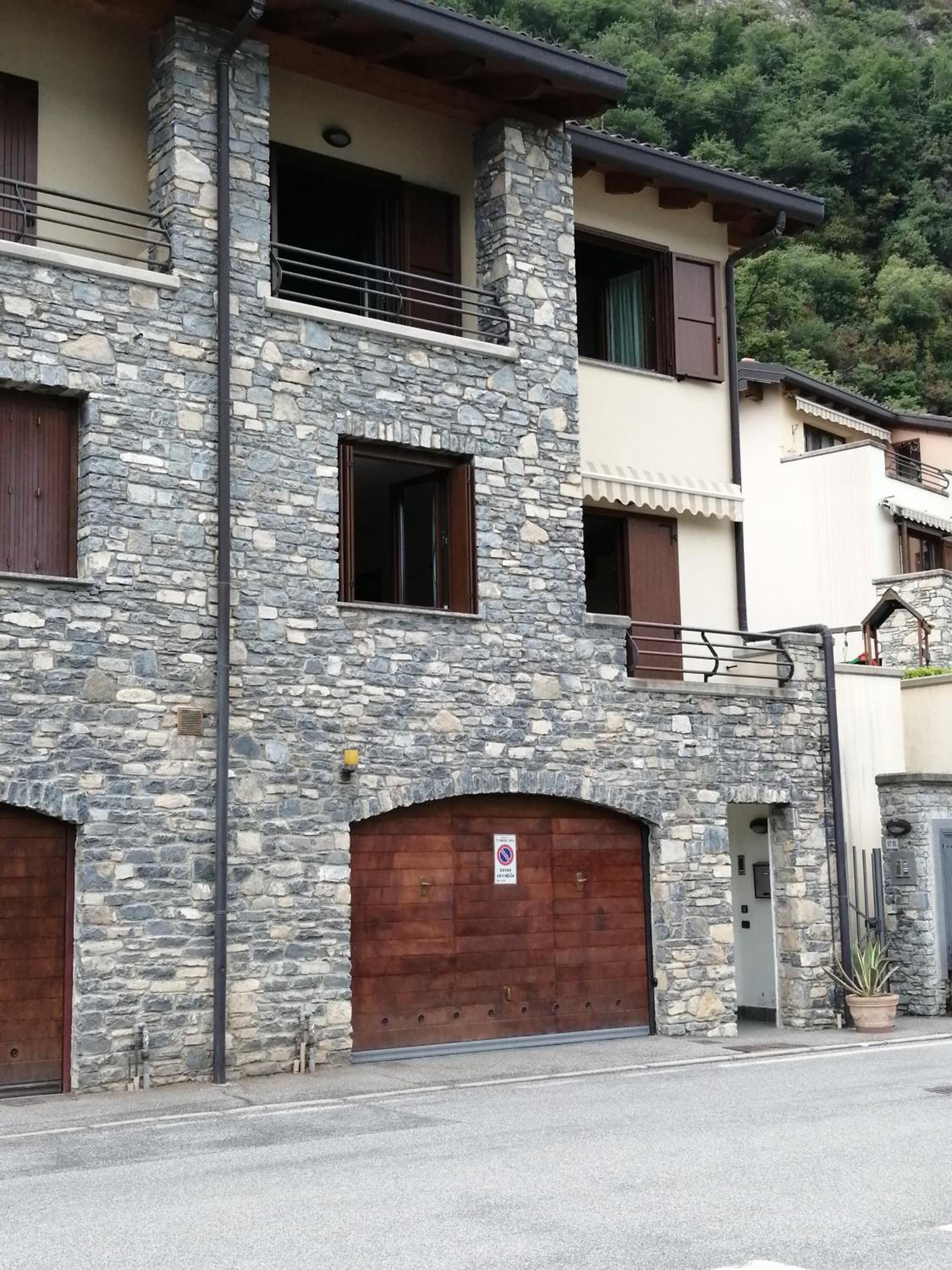 Hotel Between mountains and lake - Image 1