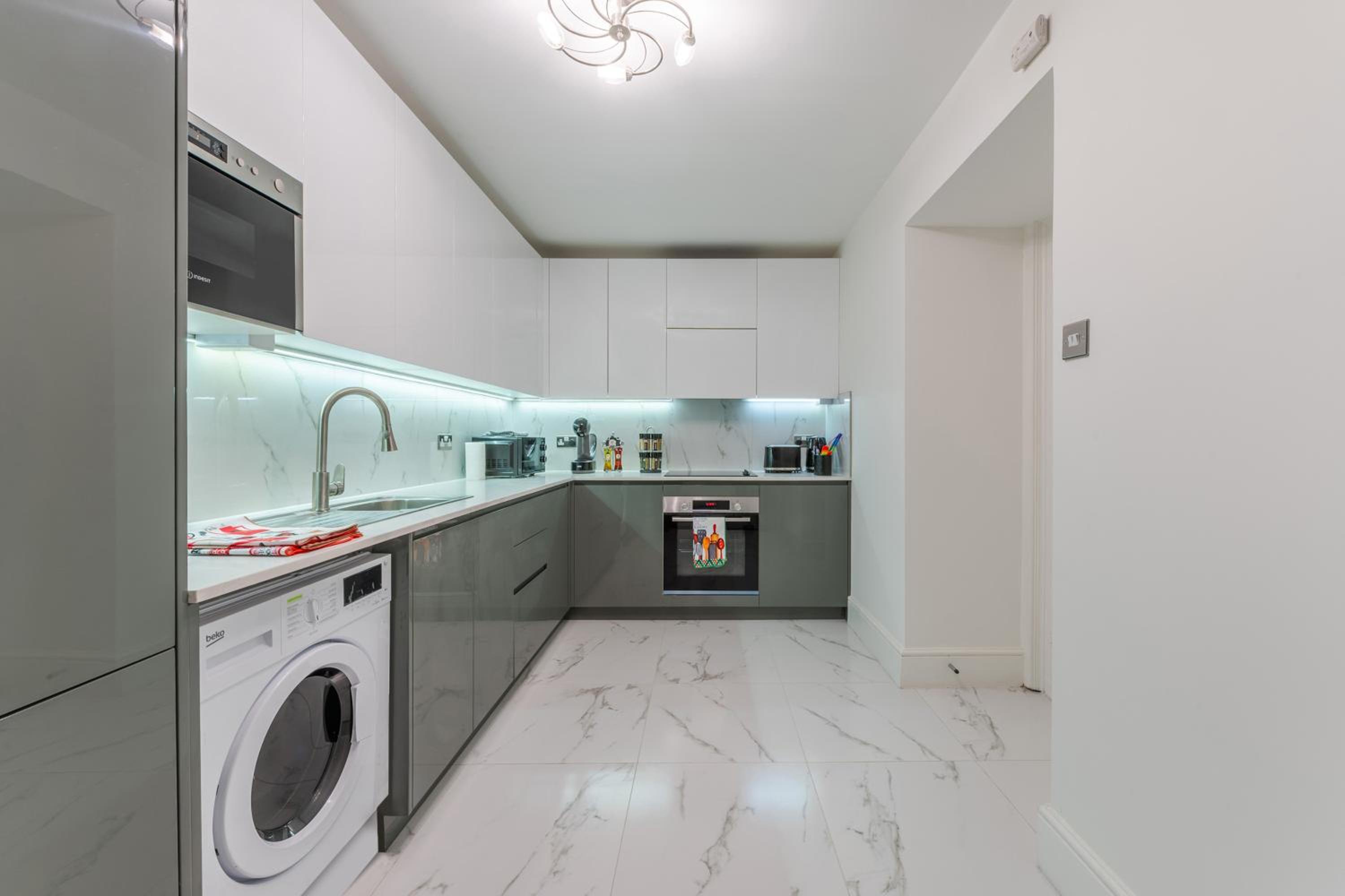 Stylish Retreat 2 Bed Lower Ground 2HS
