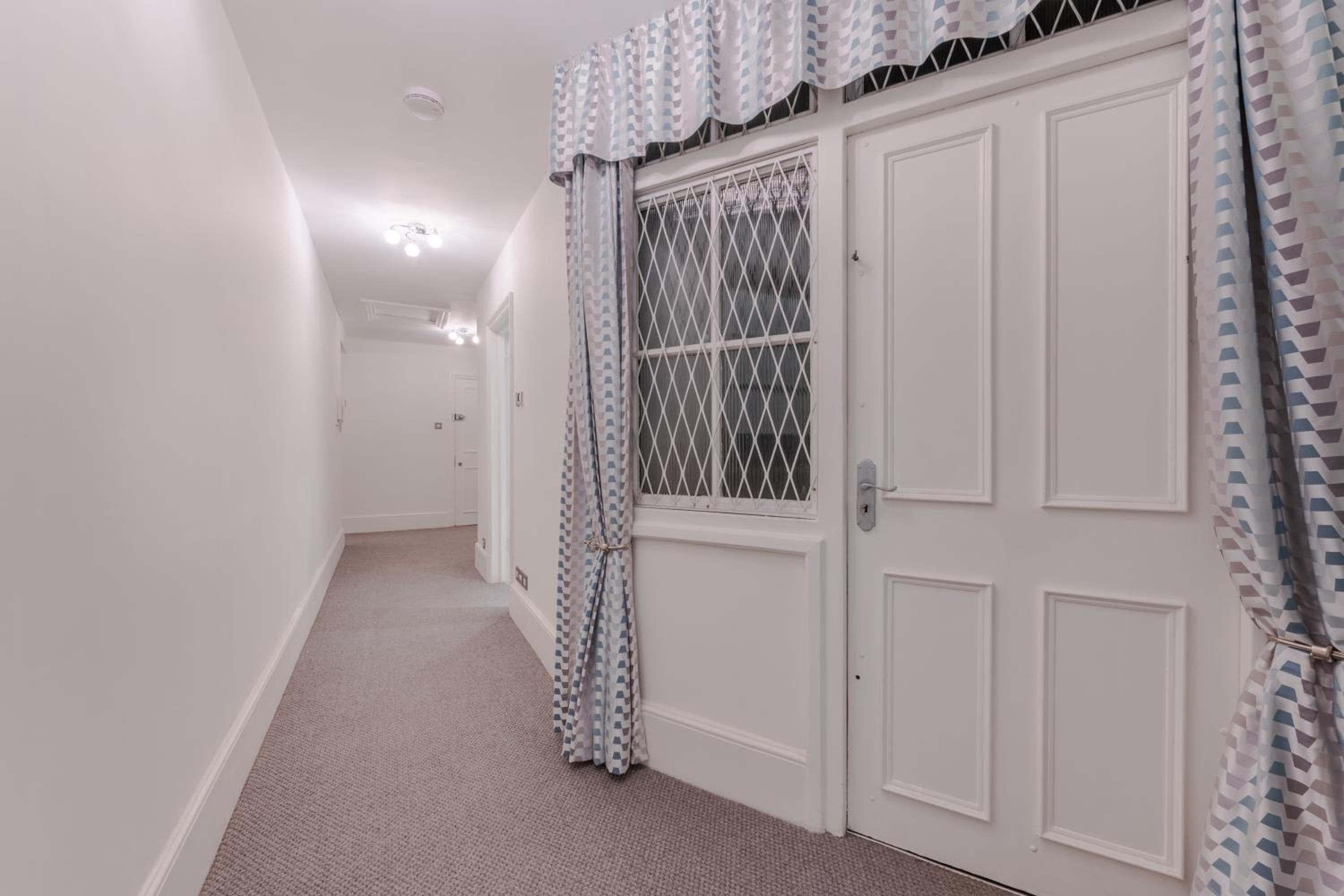 Stylish Retreat 2 Bed Lower Ground 2HS