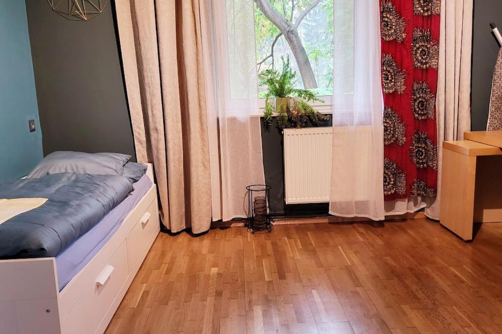 Colourful 2.5 Bedroom With Large Balcony & Garden.