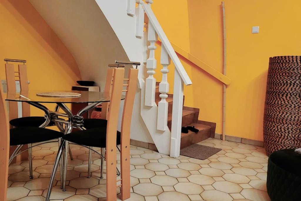 Colourful 2.5 Bedroom With Large Balcony & Garden.