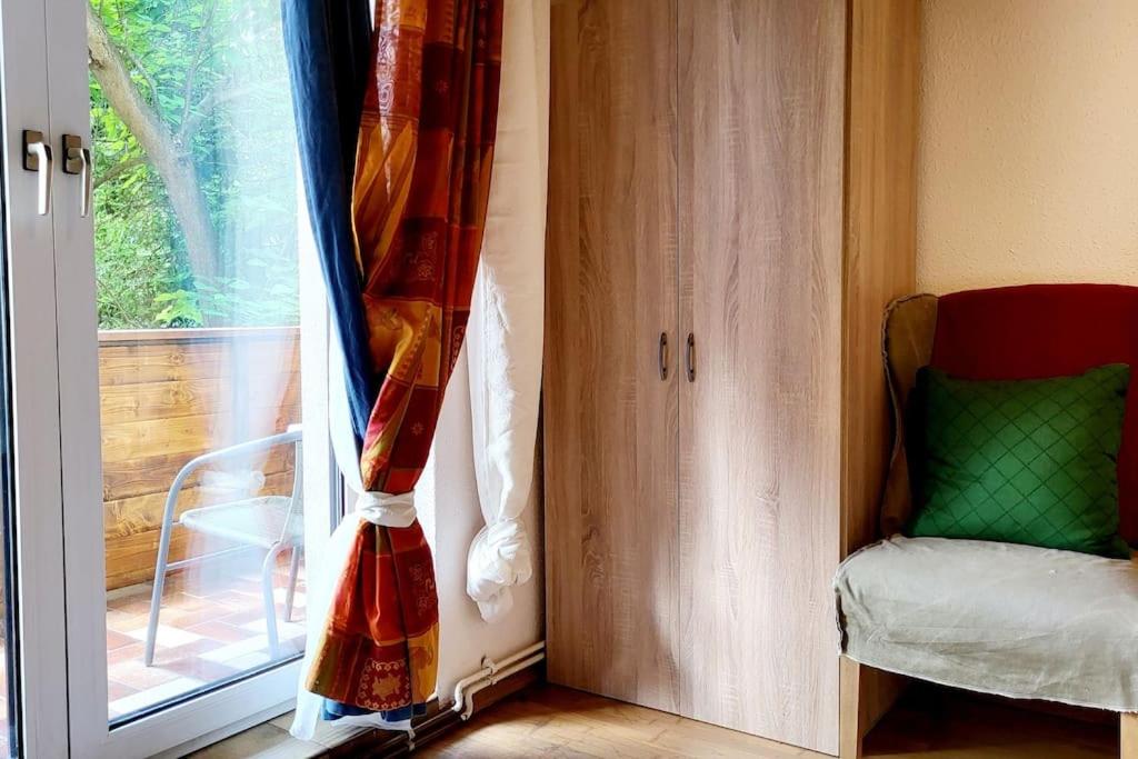 Colourful 2.5 Bedroom With Large Balcony & Garden.