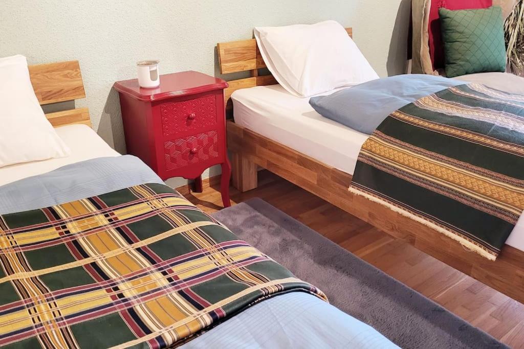 Colourful 2.5 Bedroom With Large Balcony & Garden.