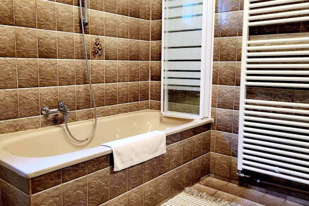 Colourful 2.5 Bedroom With Large Balcony & Garden.