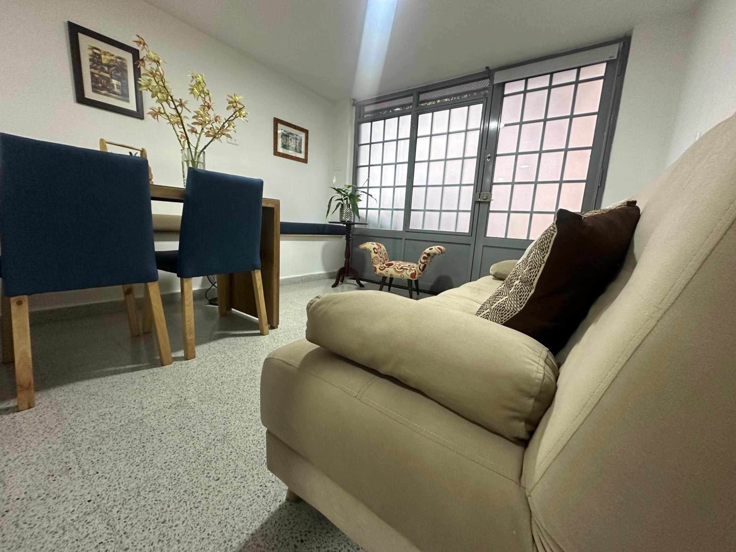 loft cerca a laureles, WIFI, cerca metro y GUARDA EQUIPAJE GRATIS!!