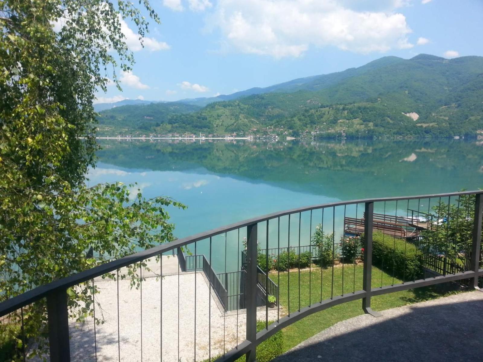 Villa Lake