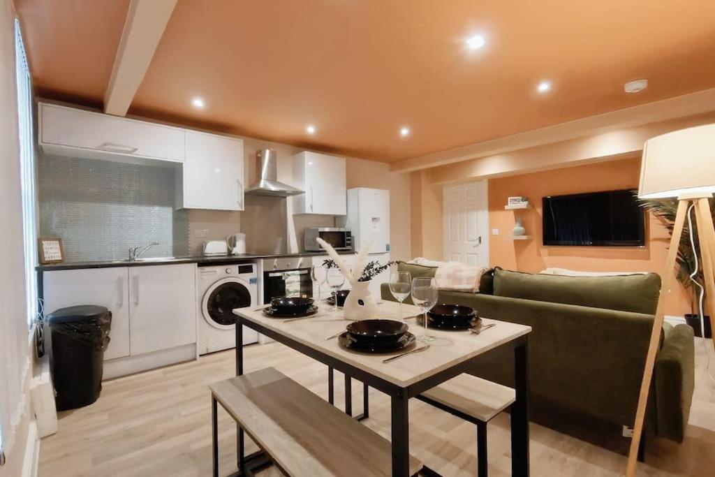 Central Spacious Quirky Apartment in Birmingham with Free Wi-Fi, Parking view 5