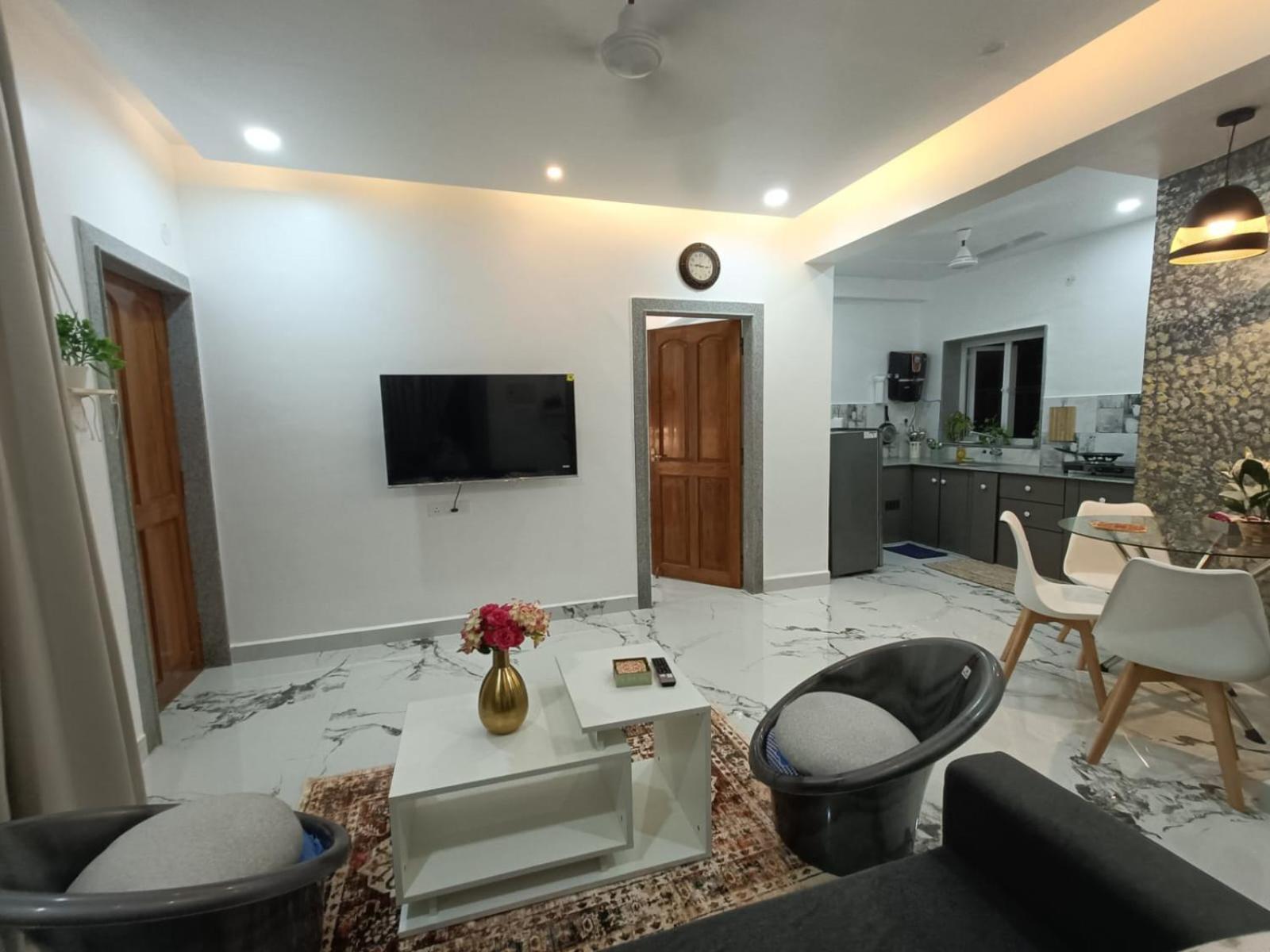 luxury 1bhk with bathtub pool near Calangute ,Baga Beach view 3
