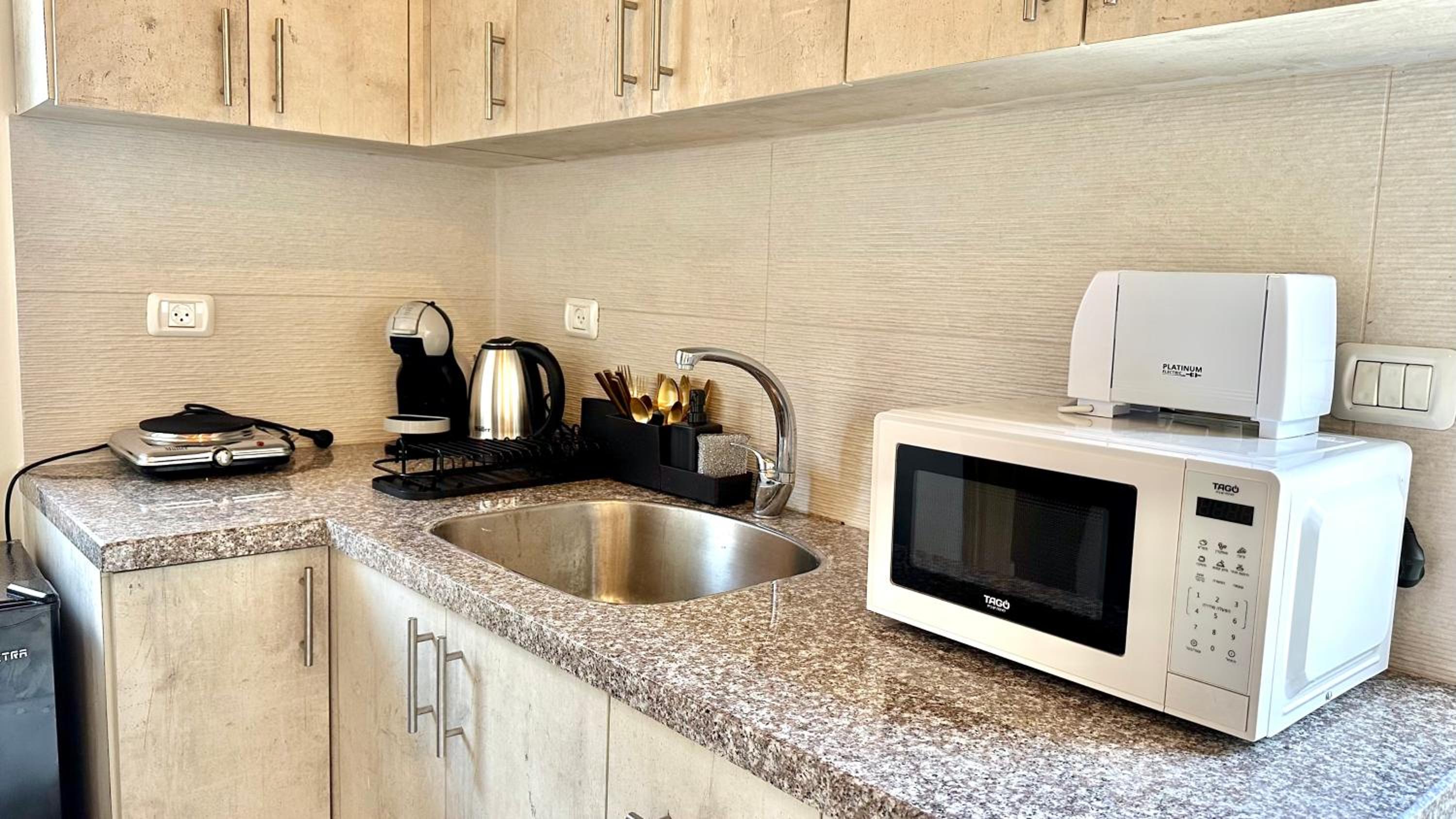 Pearl apartment in Haifa with terrace view 4