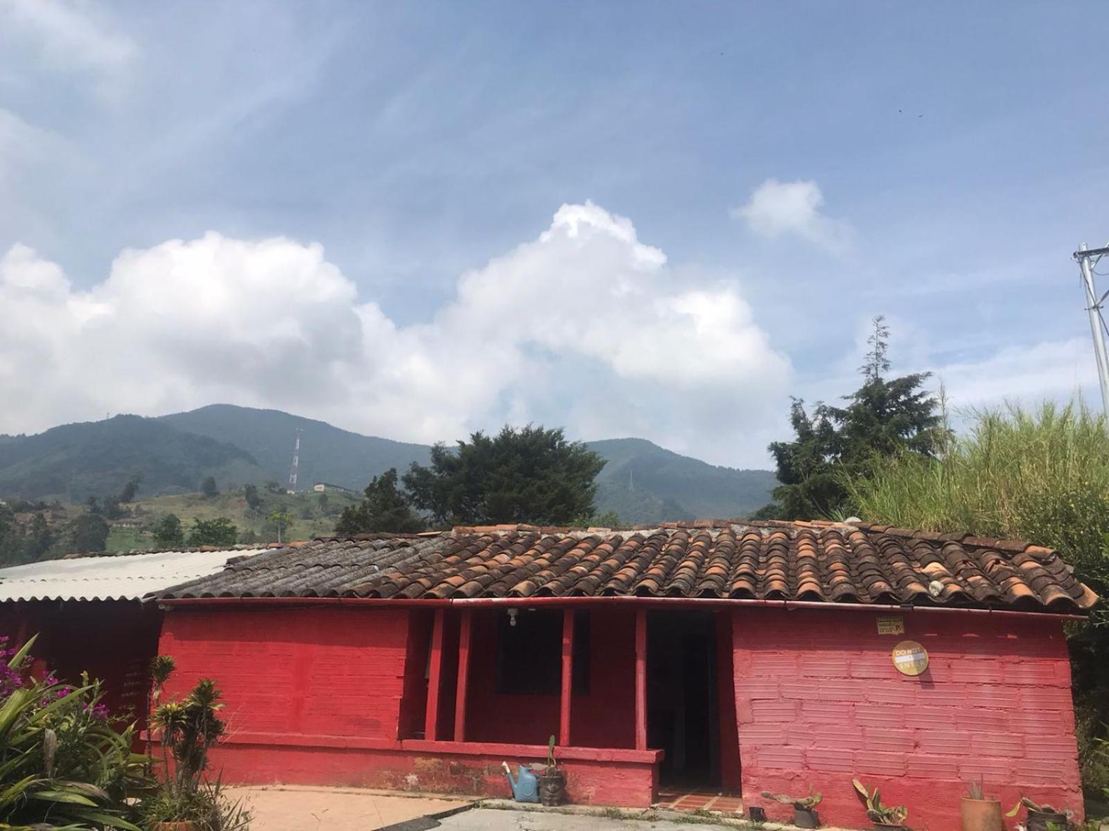 Montañita Eco Hostel Tours & Desayuno BBQ Medellin
