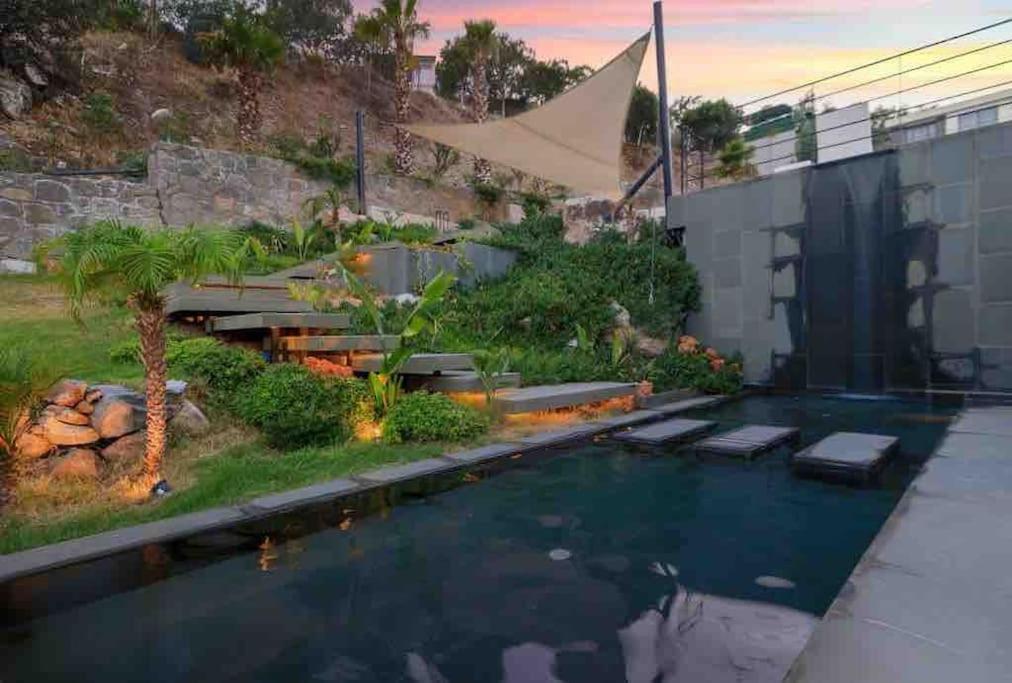 Mansion with sea and rocks view, housekeeper, breakfast