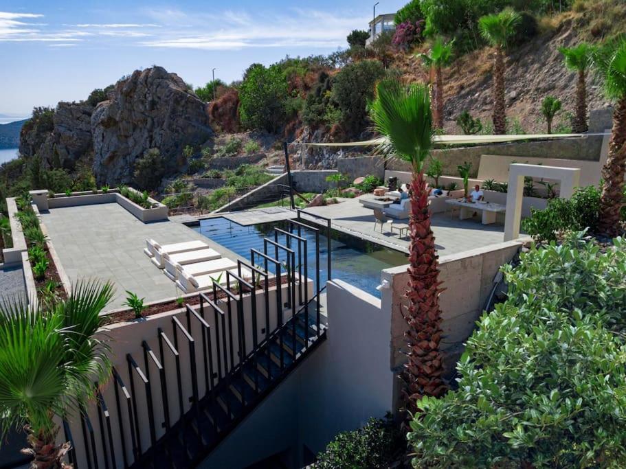 Mansion with sea and rocks view, housekeeper, breakfast