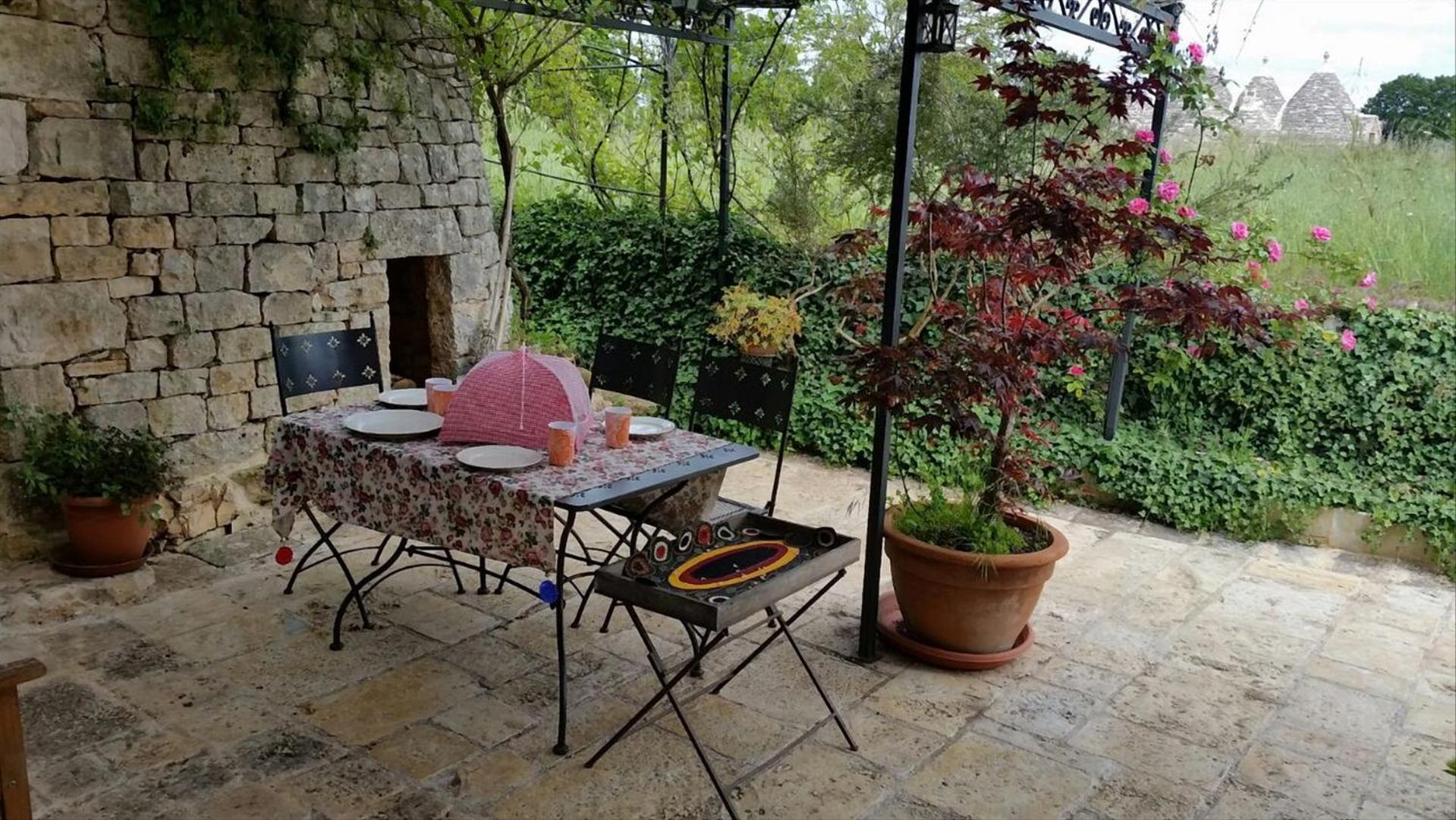 Trullo nel bosco, lungo il sentiero escursionistico ciclabile dell'acquedotto pugliese view 5