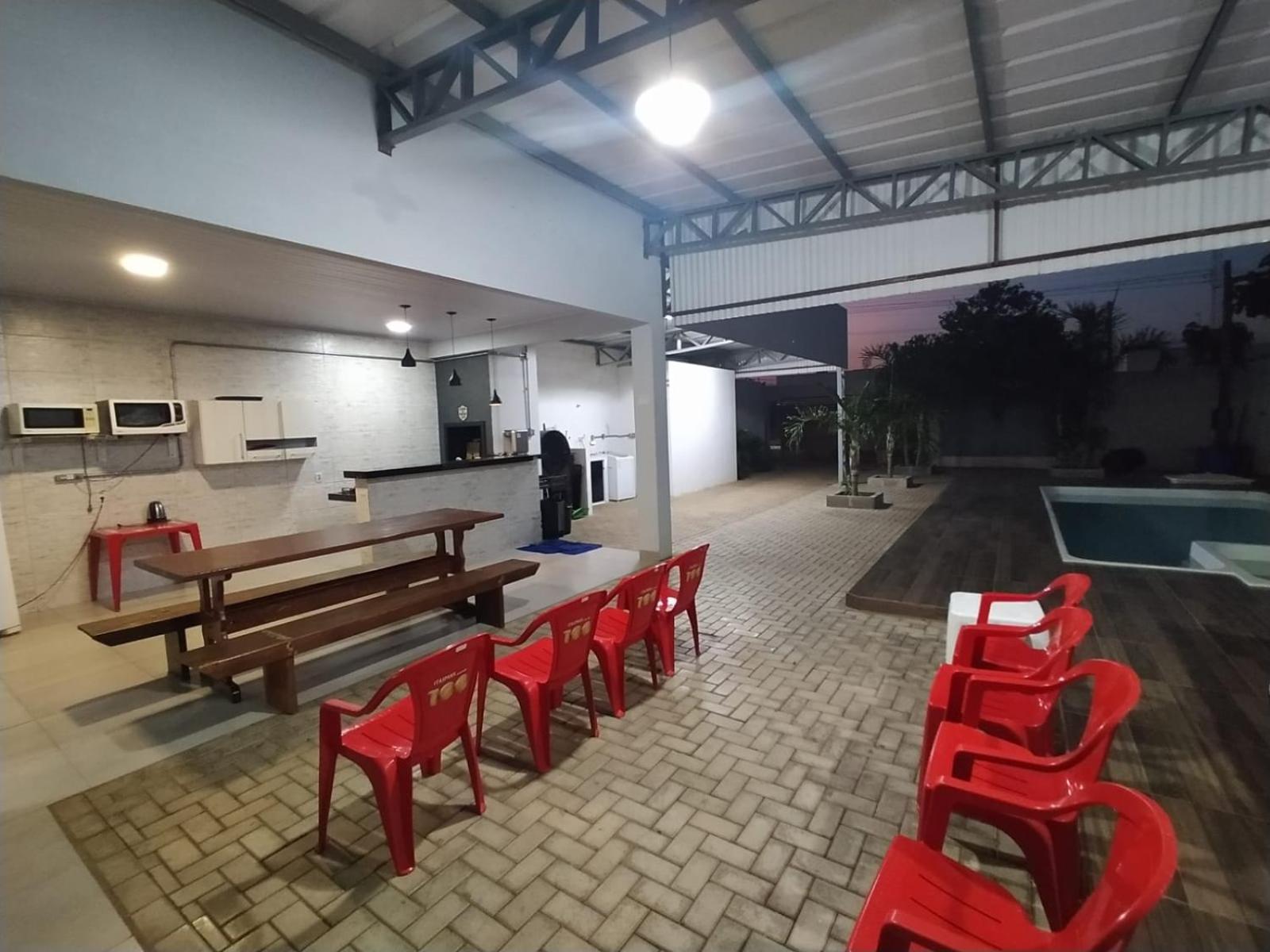 Check-in AUTÔNOMO e Privacidade em Hidro, piscina, casa, garagem até 2, até 3 quartos e 3 ar, 2 banheiros, churrasqueira, máquina de lavar roupas, roupa de