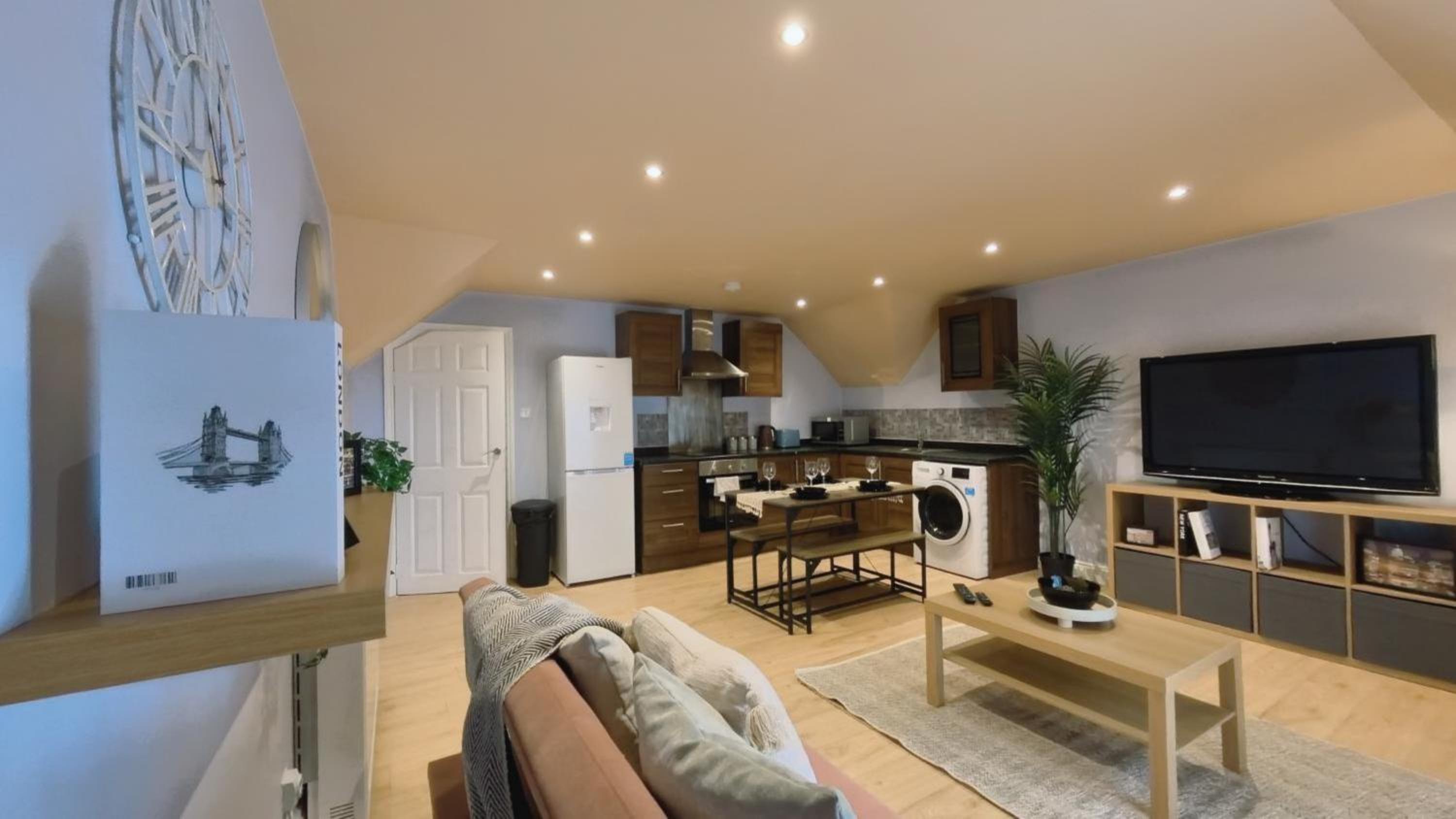 Chic Central Birmingham Jewellery Quarter Apartment With Free Wifi, Parking and Keyless Access, 4 beds view 3