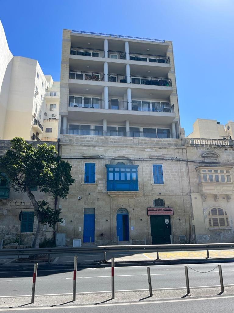Penthouse centrally located near marina