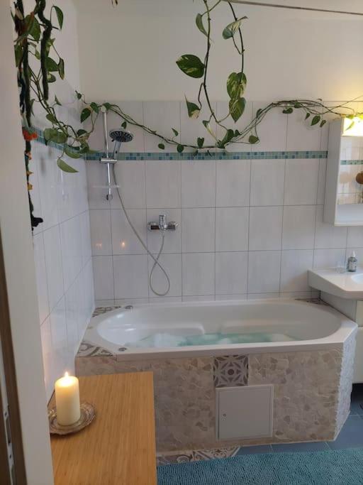 Schöne helle Wohnung mit Whirlpoolbadewanne