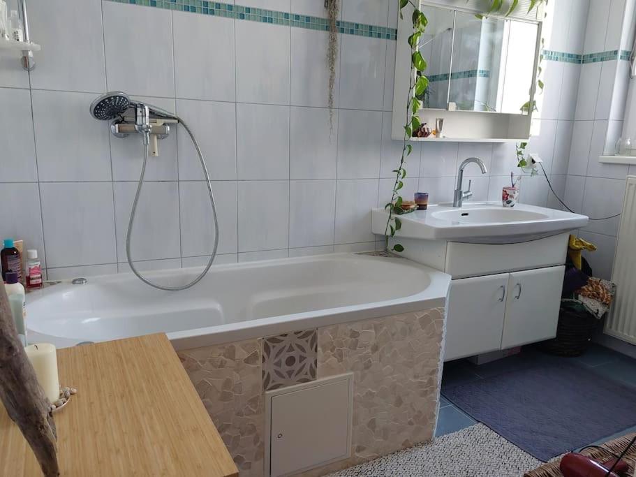 Schöne helle Wohnung mit Whirlpoolbadewanne