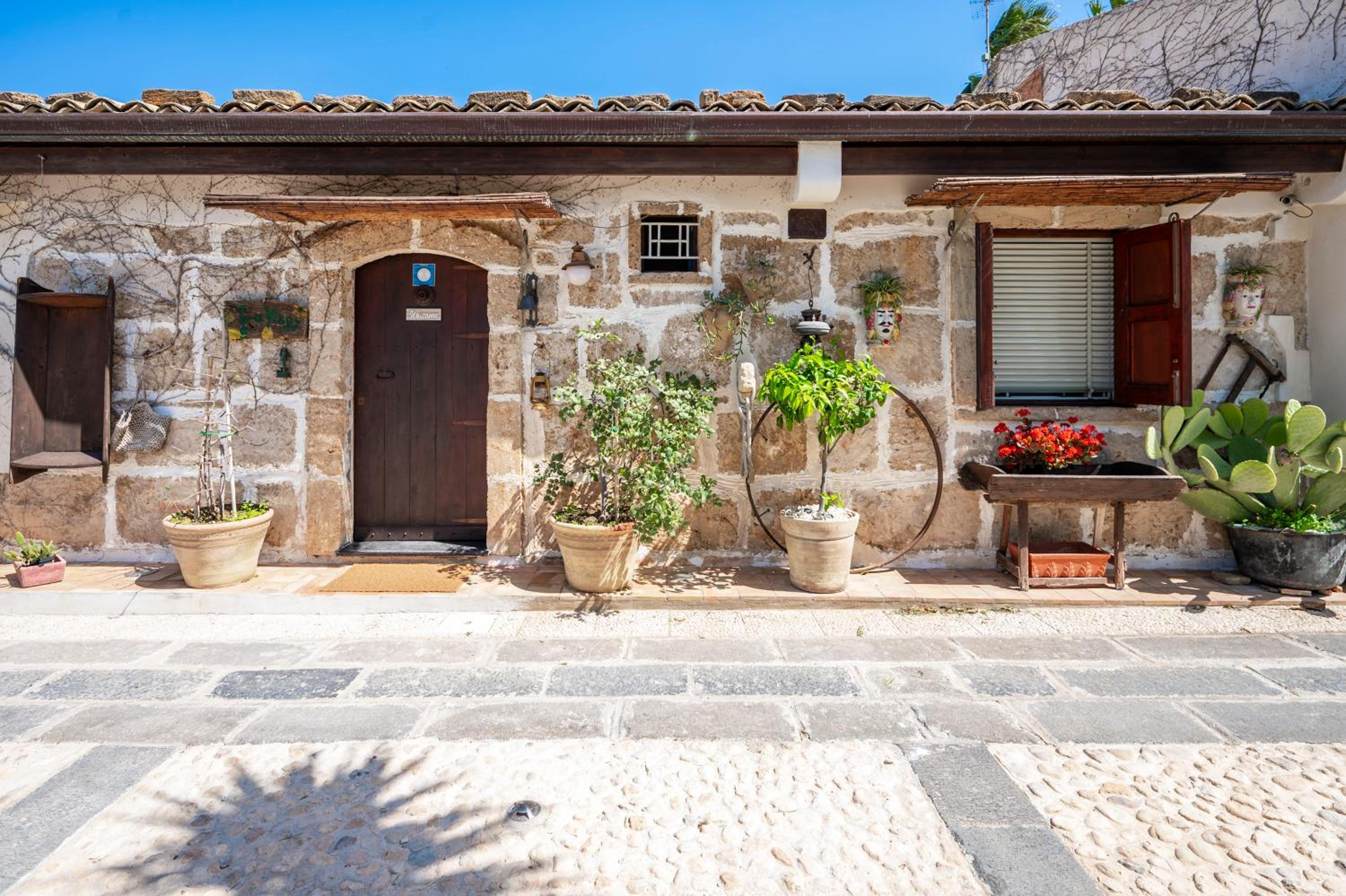 La Virgy per Noto with share swimming pool with wonderful sea view