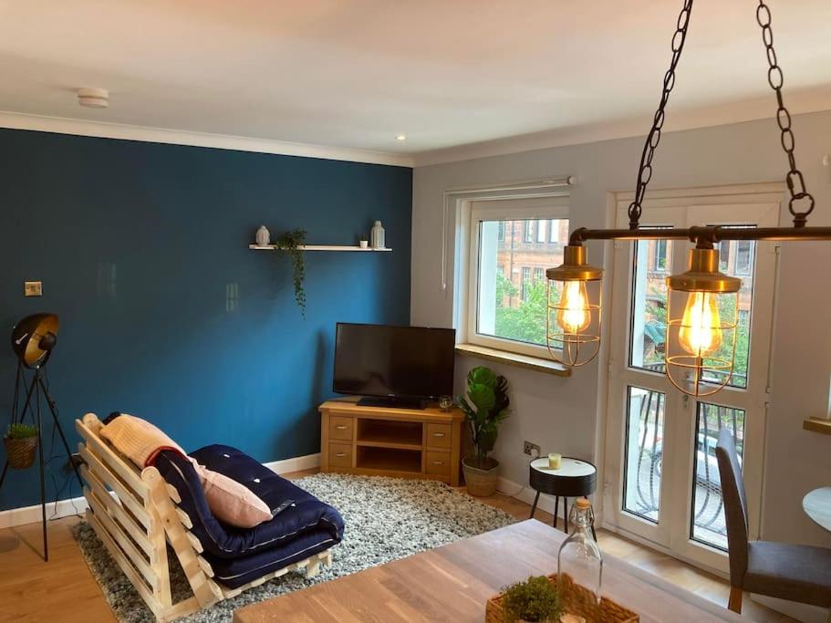 Rustic Top Floor West End Pad With Balcony, Parking next to Byers Road, Aston Lane, Glasgow Uni view 3