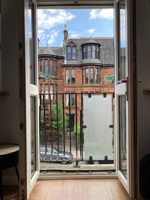 Rustic Top Floor West End Pad With Balcony, Parking next to Byers Road, Aston Lane, Glasgow Uni view 5
