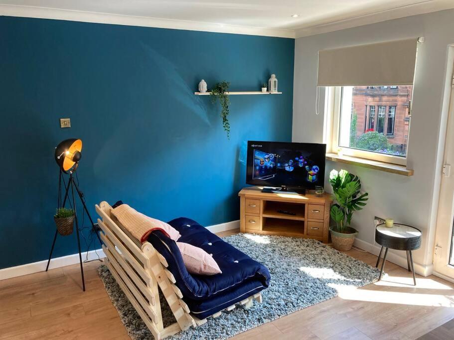 Rustic Top Floor West End Pad With Balcony, Parking next to Byers Road, Aston Lane, Glasgow Uni view 2