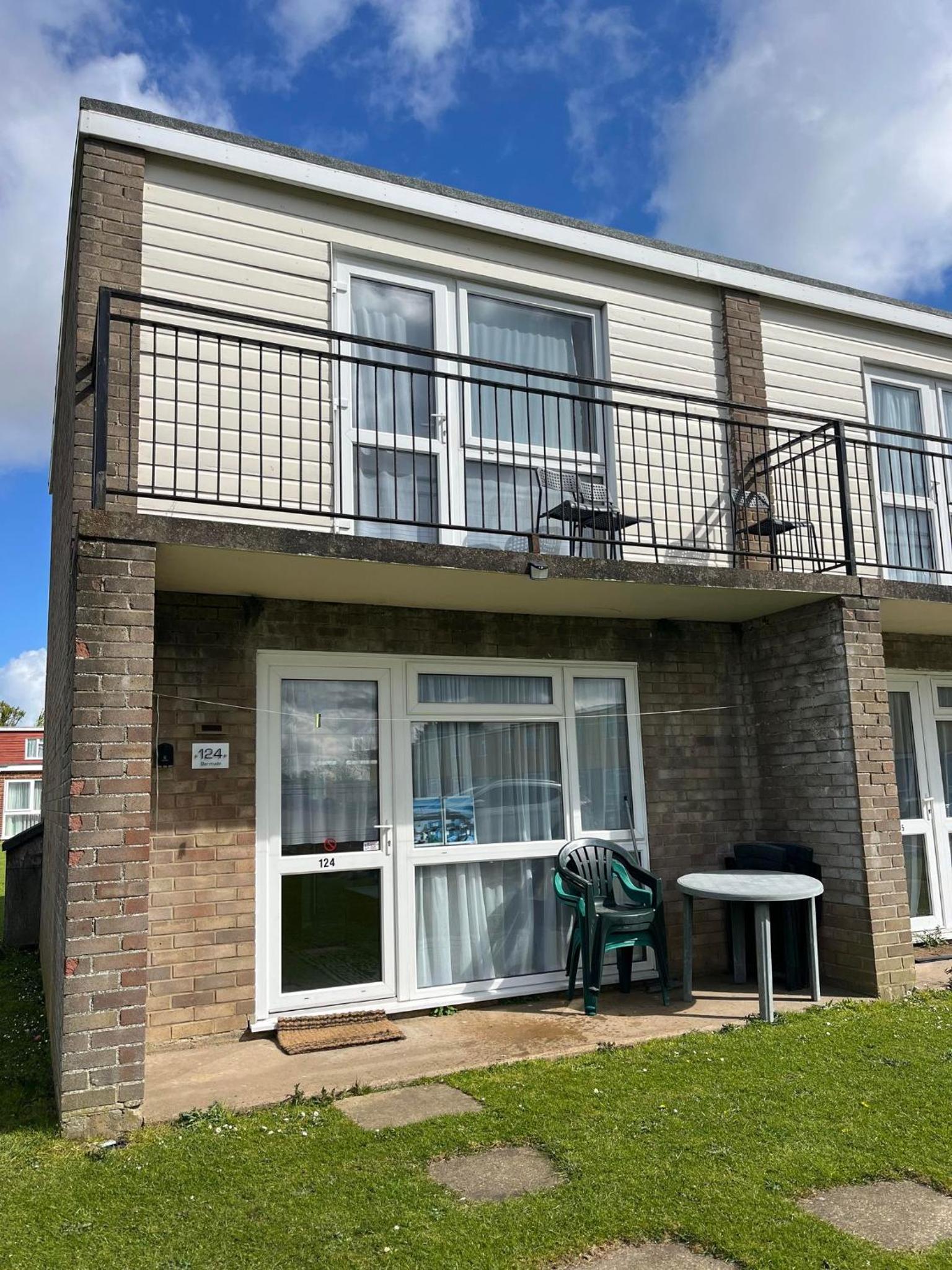 124, Three bed two storey chalet on Bermuda holiday park, Hemsby - Sleeps 7, bed linen and towels included with onsite entertainment and further entertainm view 5