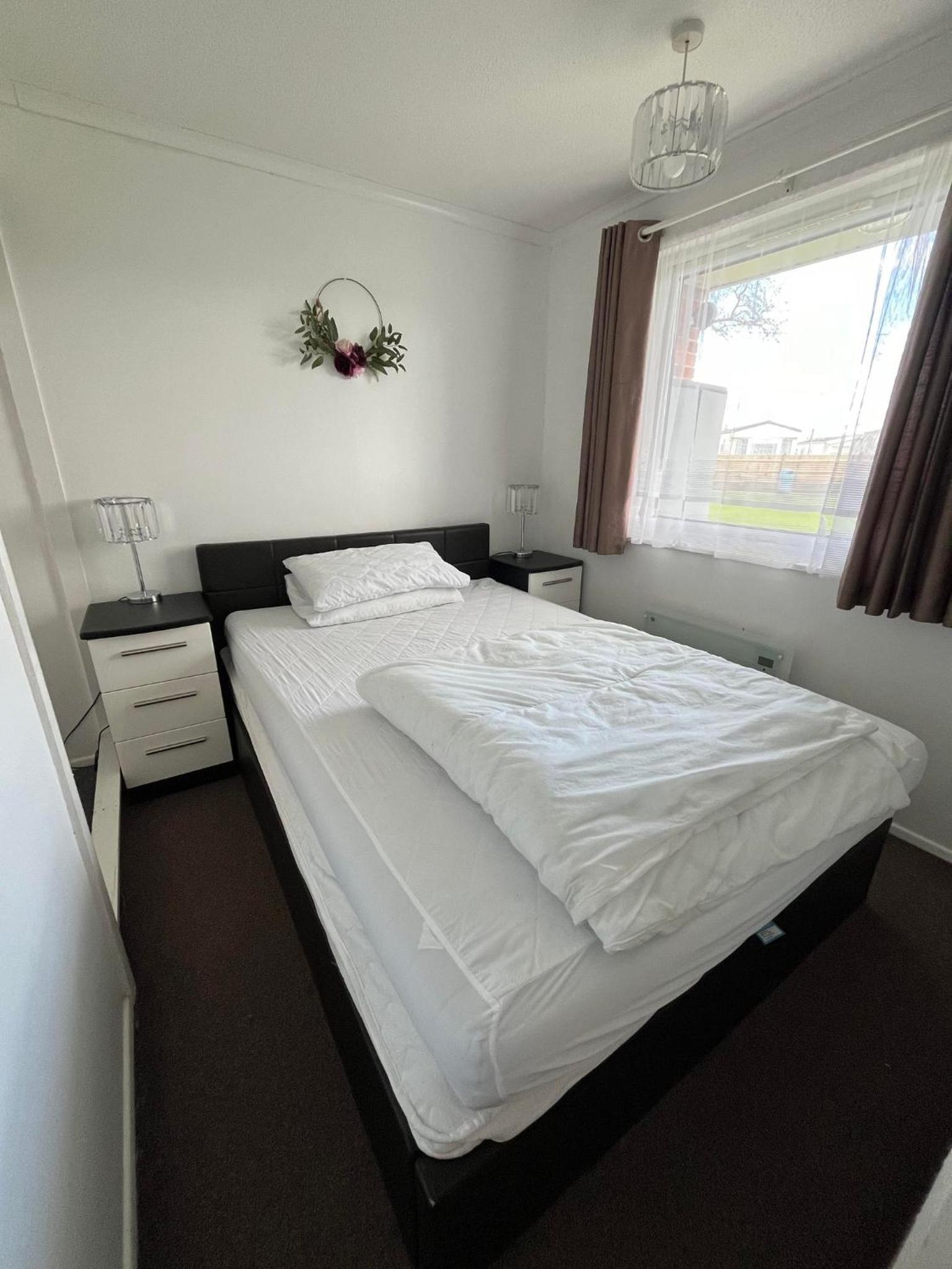 121 Sunbeach - Two bed Chalet at Scratby - Sleeps 5, pet friendly - plus WiFi, bed linen and towels included - FREE swimming passes and Entertainment - Onl view 5