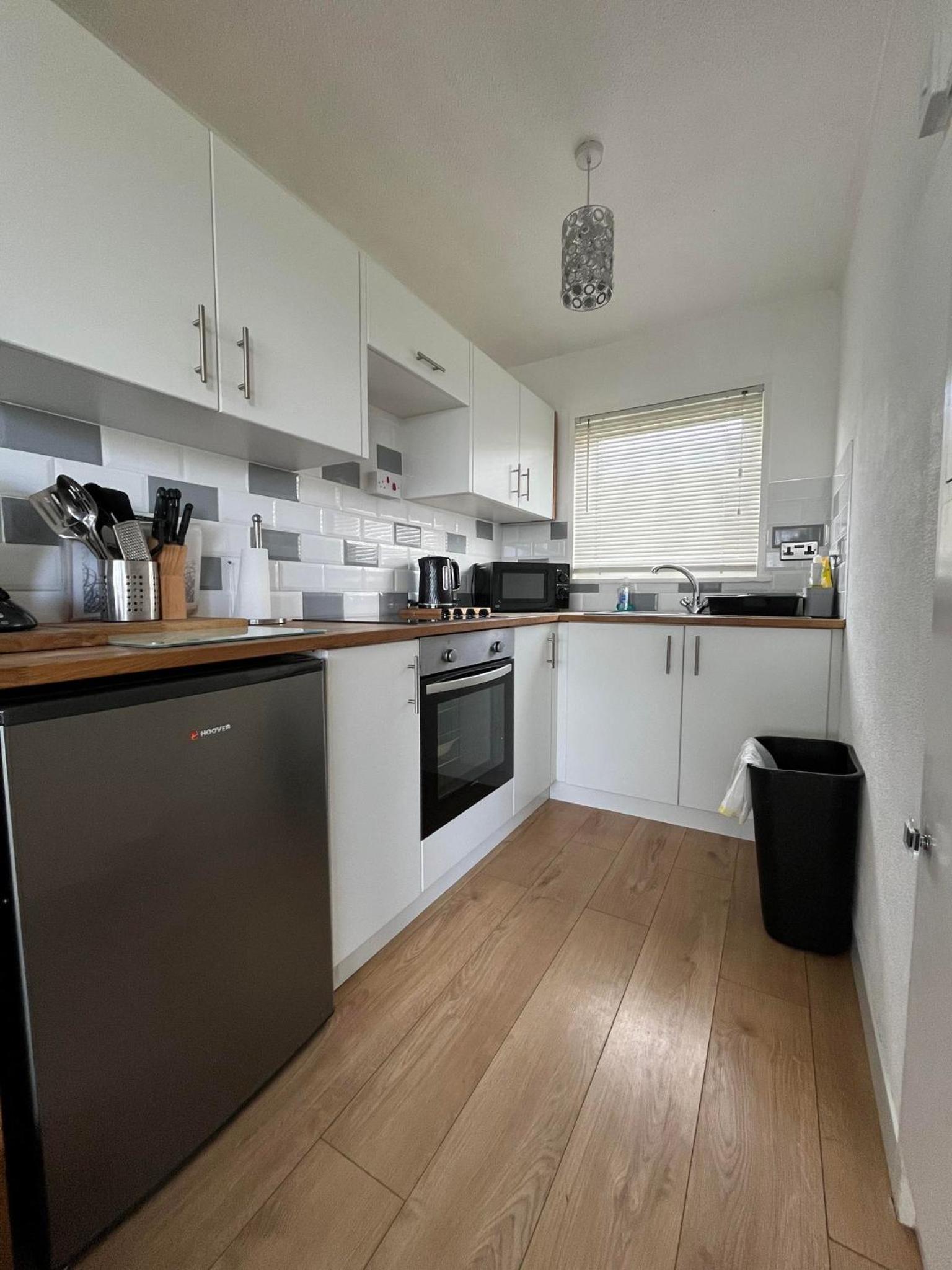 121 Sunbeach - Two bed Chalet at Scratby - Sleeps 5, pet friendly - plus WiFi, bed linen and towels included - FREE swimming passes and Entertainment - Onl view 3