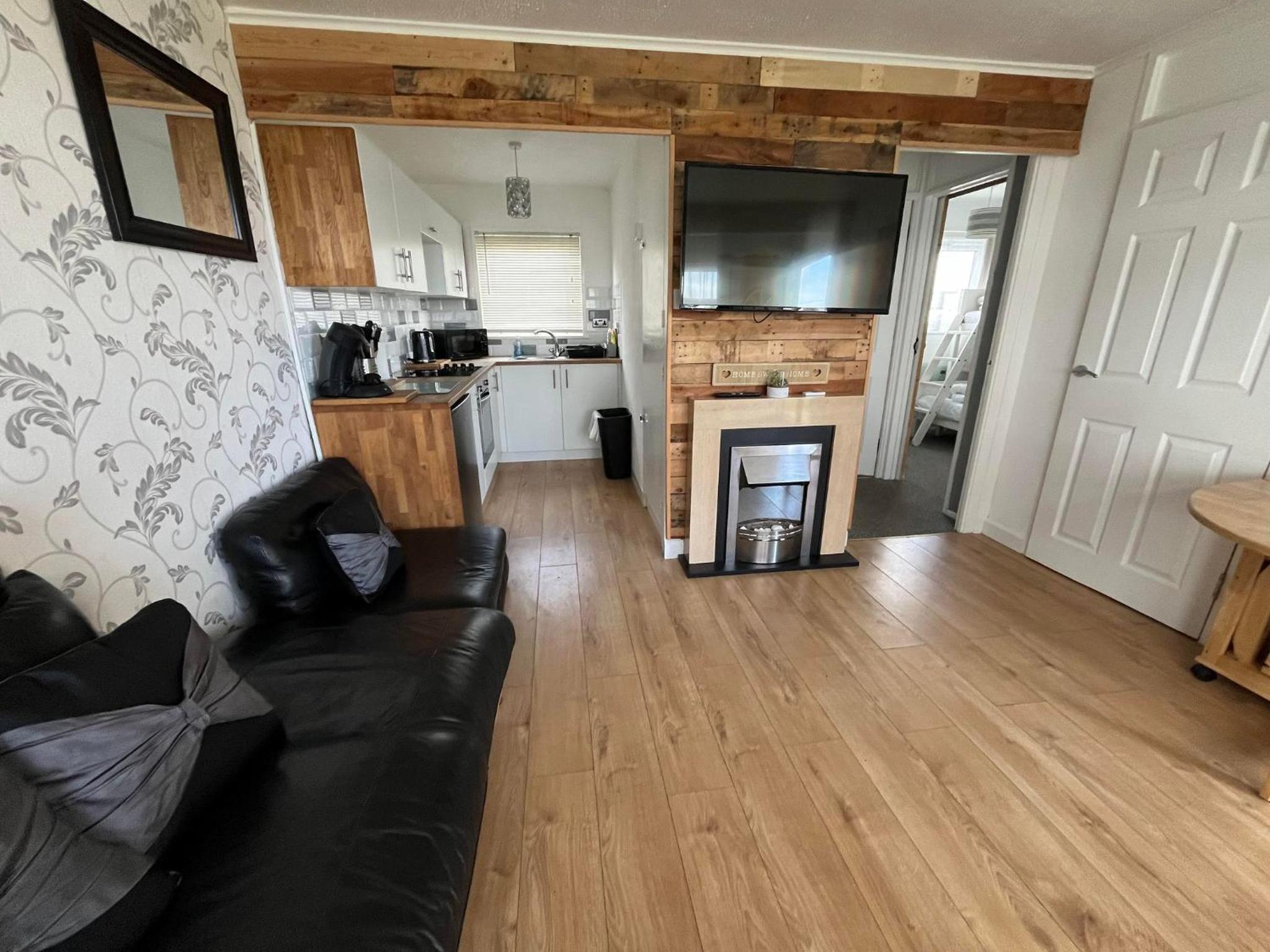 121 Sunbeach - Two bed Chalet at Scratby - Sleeps 5, pet friendly - plus WiFi, bed linen and towels included - FREE swimming passes and Entertainment - Onl view 2
