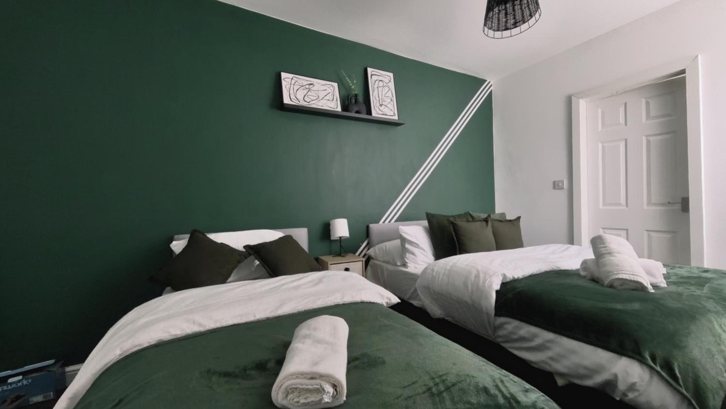Spacious Central 3BR Flat for Groups Visiting Birmingham with Keyless Check-In, Free WiFi and Parking view 4