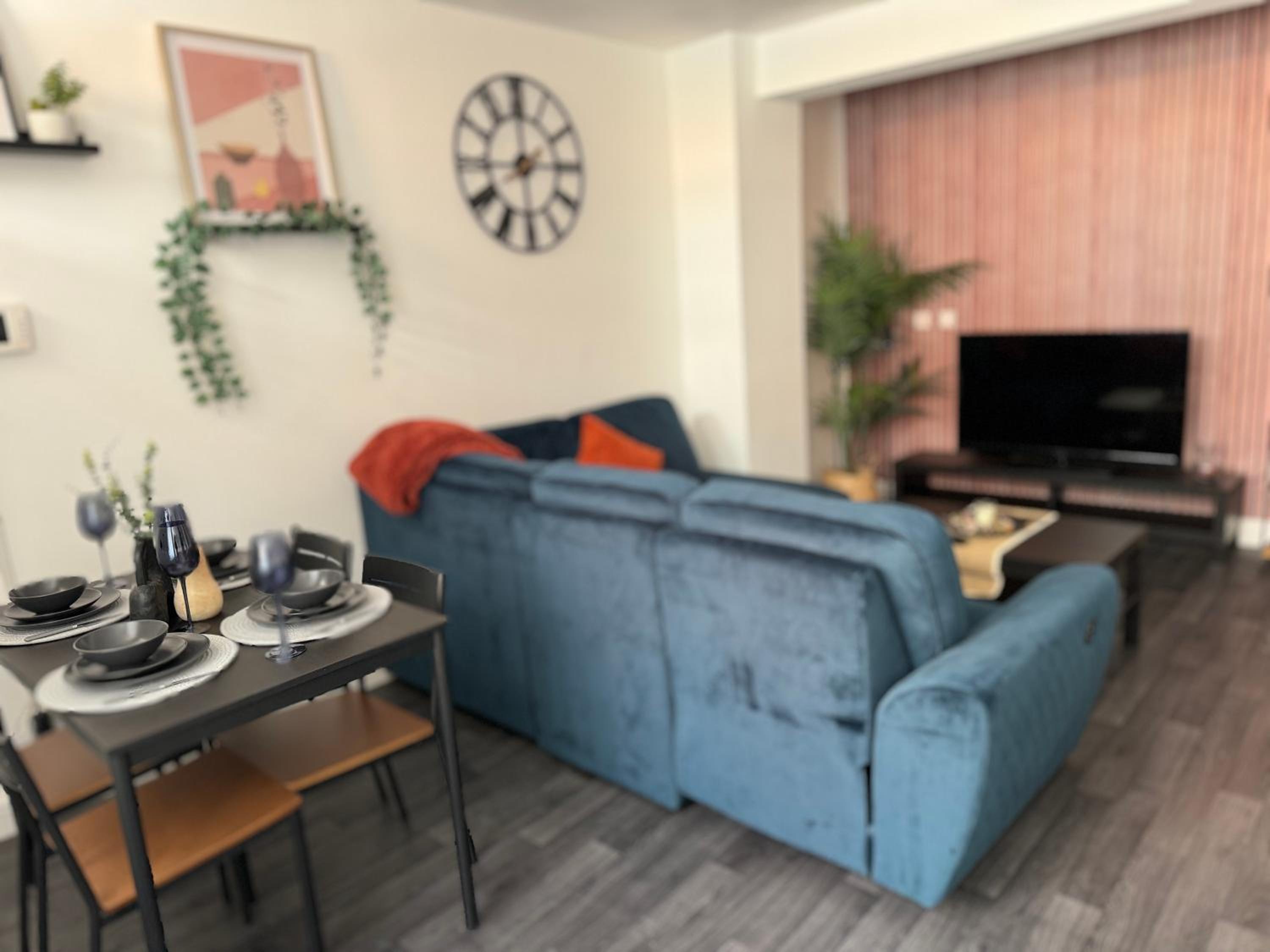 Spacious Central 3BR Flat for Groups Visiting Birmingham with Keyless Check-In, Free WiFi and Parking view 3