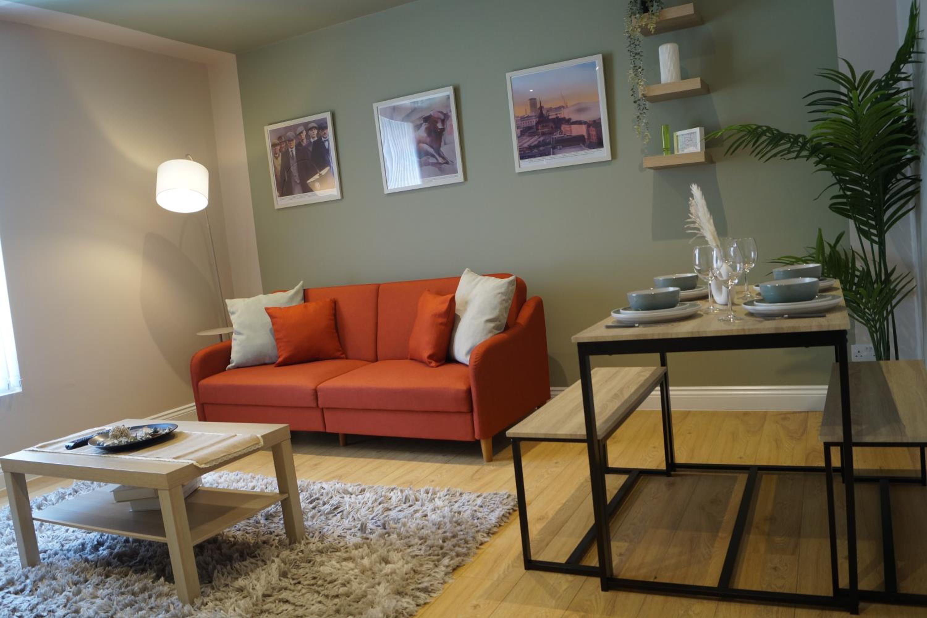 Spacious Central Duplex Apartment with 2 Bathrooms with Free Wi-Fi, Parking and Keyless Access, Sleeps up to 9 - Perfect for Groups view 4