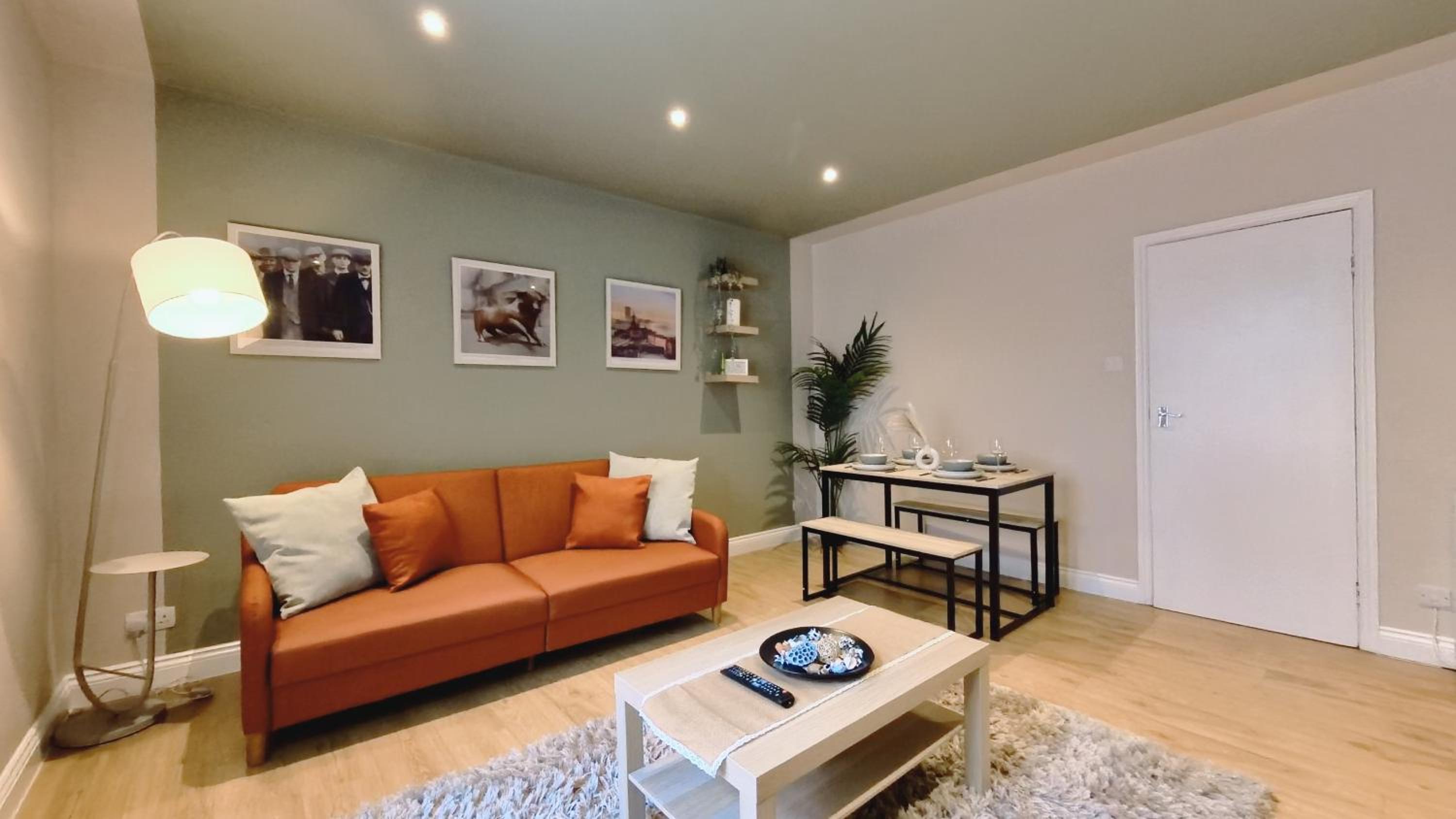 Spacious Central Duplex Apartment with 2 Bathrooms with Free Wi-Fi, Parking and Keyless Access, Sleeps up to 9 - Perfect for Groups view 3