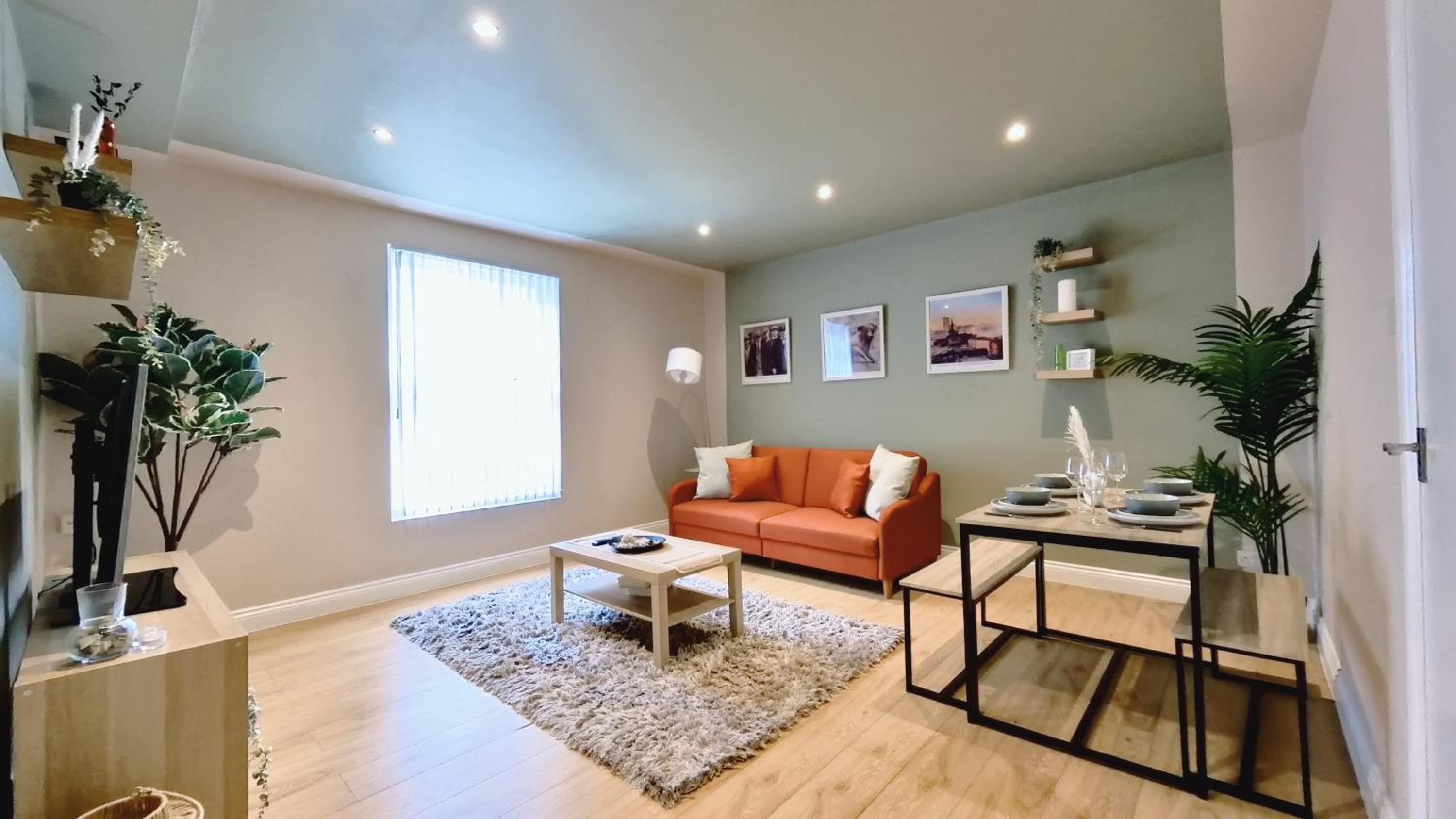 Spacious Central Duplex Apartment with 2 Bathrooms with Free Wi-Fi, Parking and Keyless Access, Sleeps up to 9 - Perfect for Groups view 2