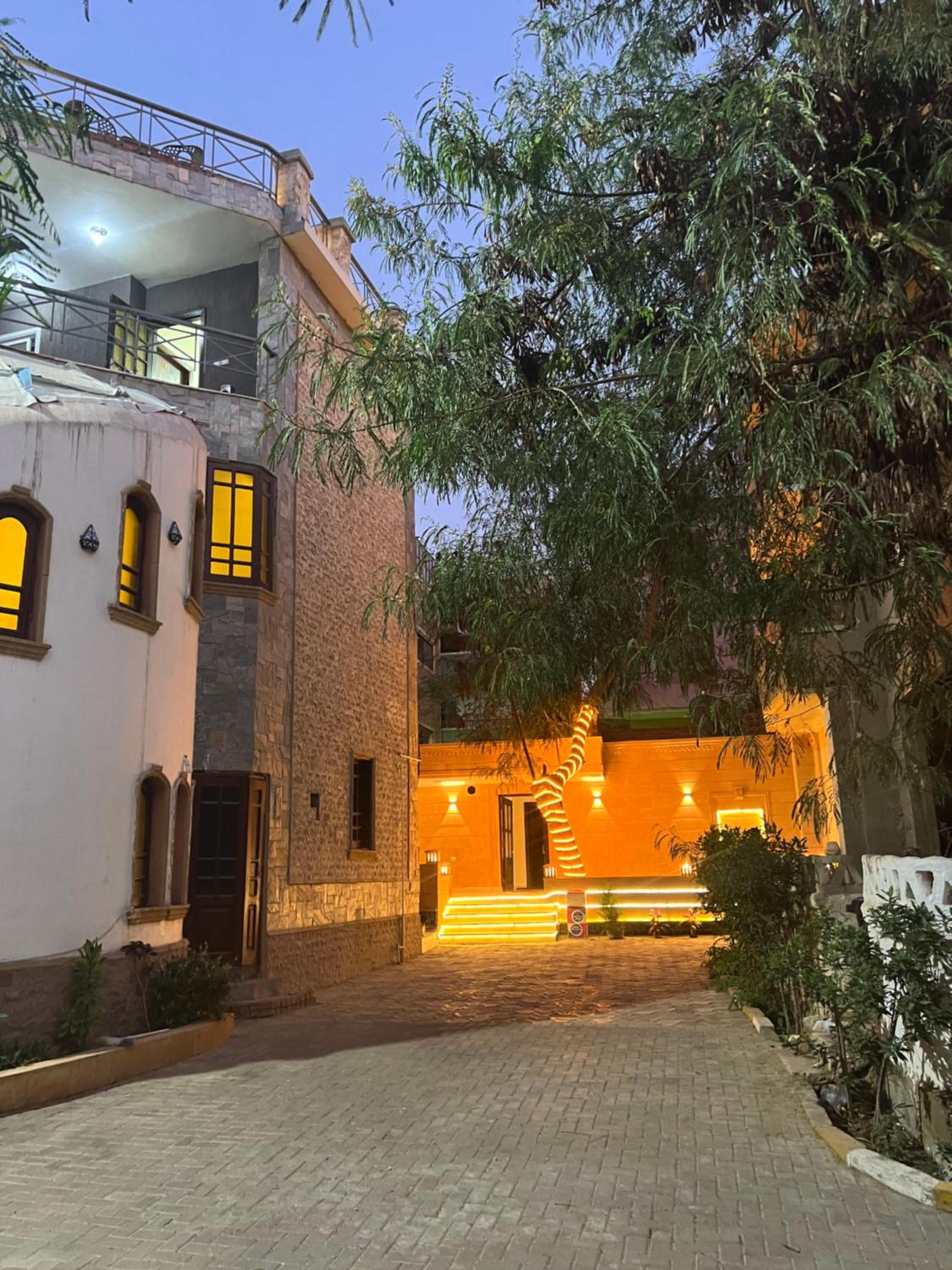 Malak pyramids inn