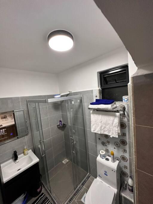 Comfy Studio at Valley Heights Apartment inKilimani / Lavington view 4